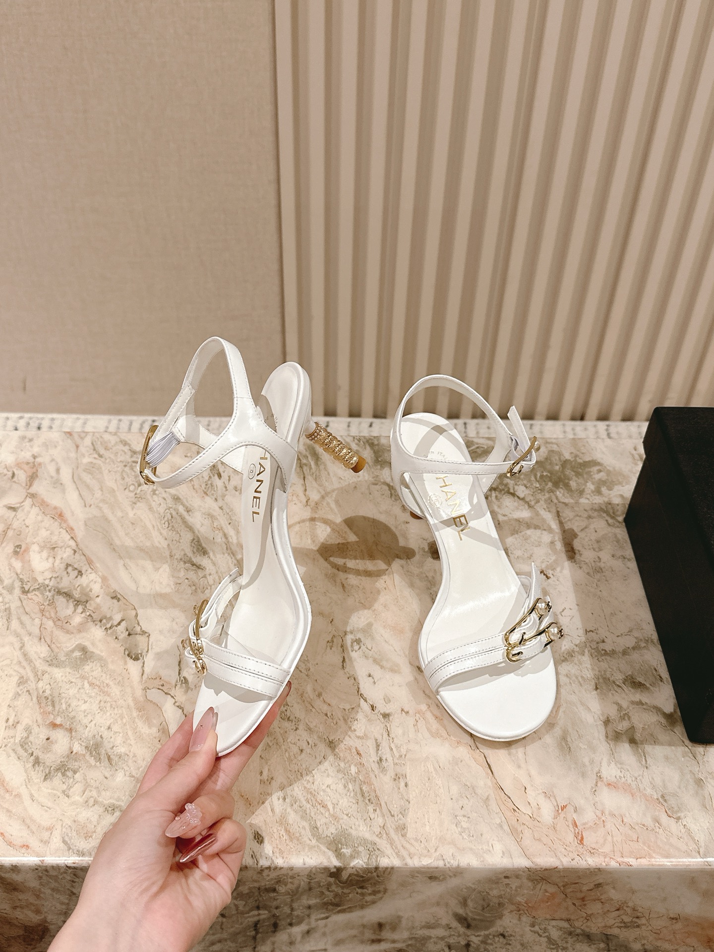  | ²⁰²5 𝐬𝐬 🤍🤎
 𝐂𝐡*𝐧𝐞𝐥小香早春新款🆕  专柜同步仙女珍珠扣logo小跟凉鞋，上脚依然