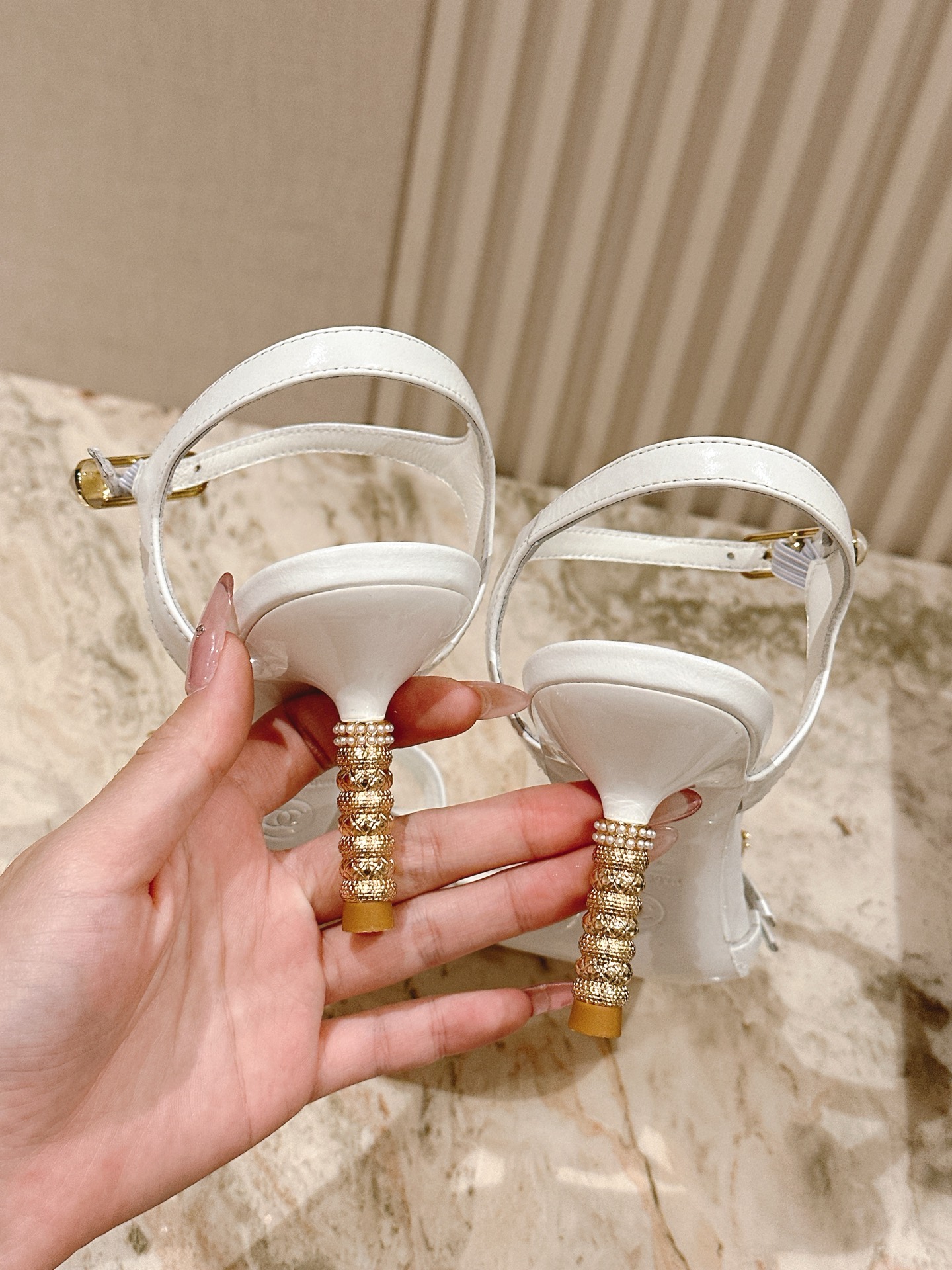  | ²⁰²5 𝐬𝐬 🤍🤎
 𝐂𝐡*𝐧𝐞𝐥小香早春新款🆕  专柜同步仙女珍珠扣logo小跟凉鞋，上脚依然