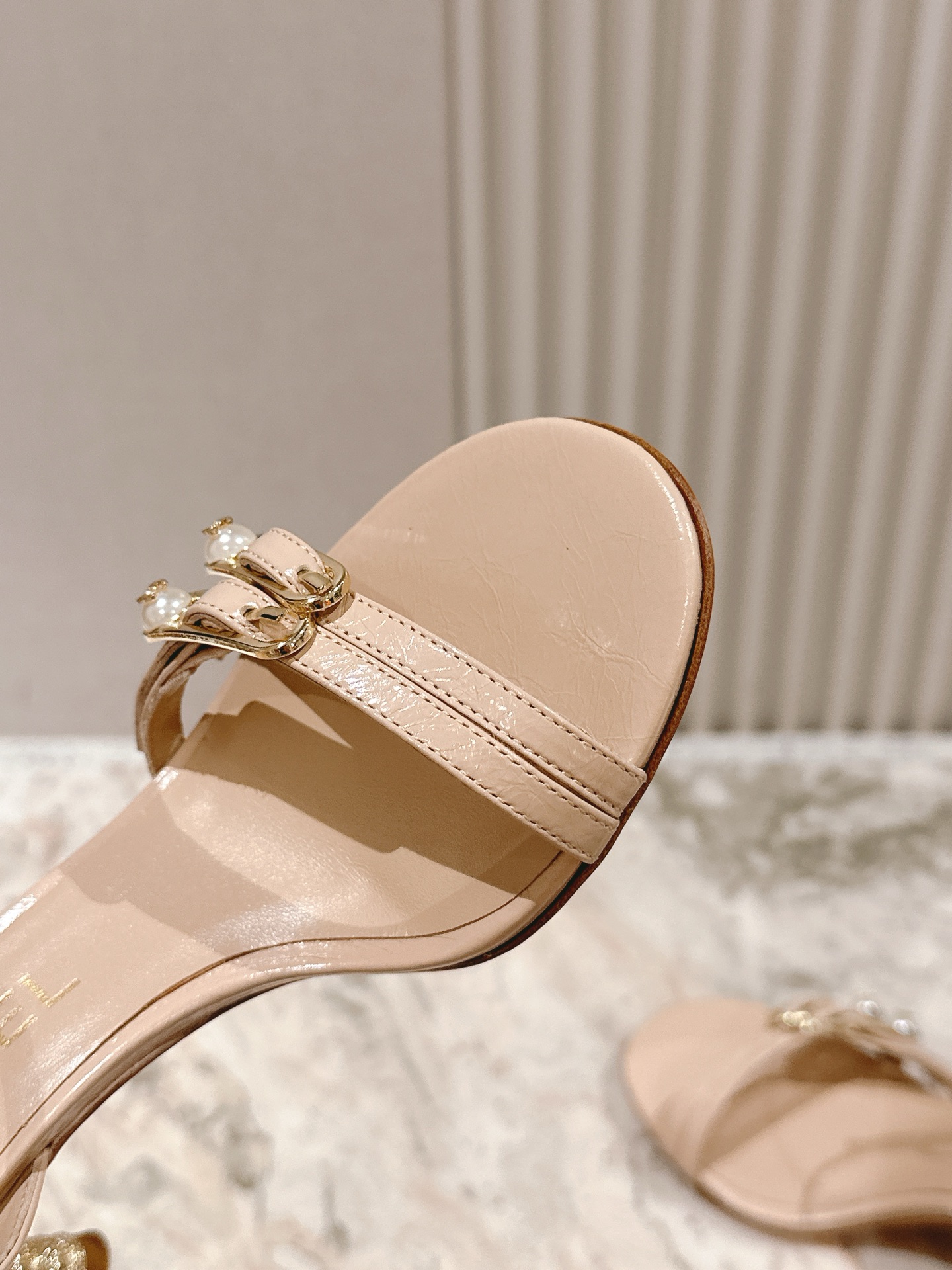  | ²⁰²5 𝐬𝐬 🤍🤎
 𝐂𝐡*𝐧𝐞𝐥小香早春新款🆕  专柜同步仙女珍珠扣logo小跟凉鞋，上脚依然