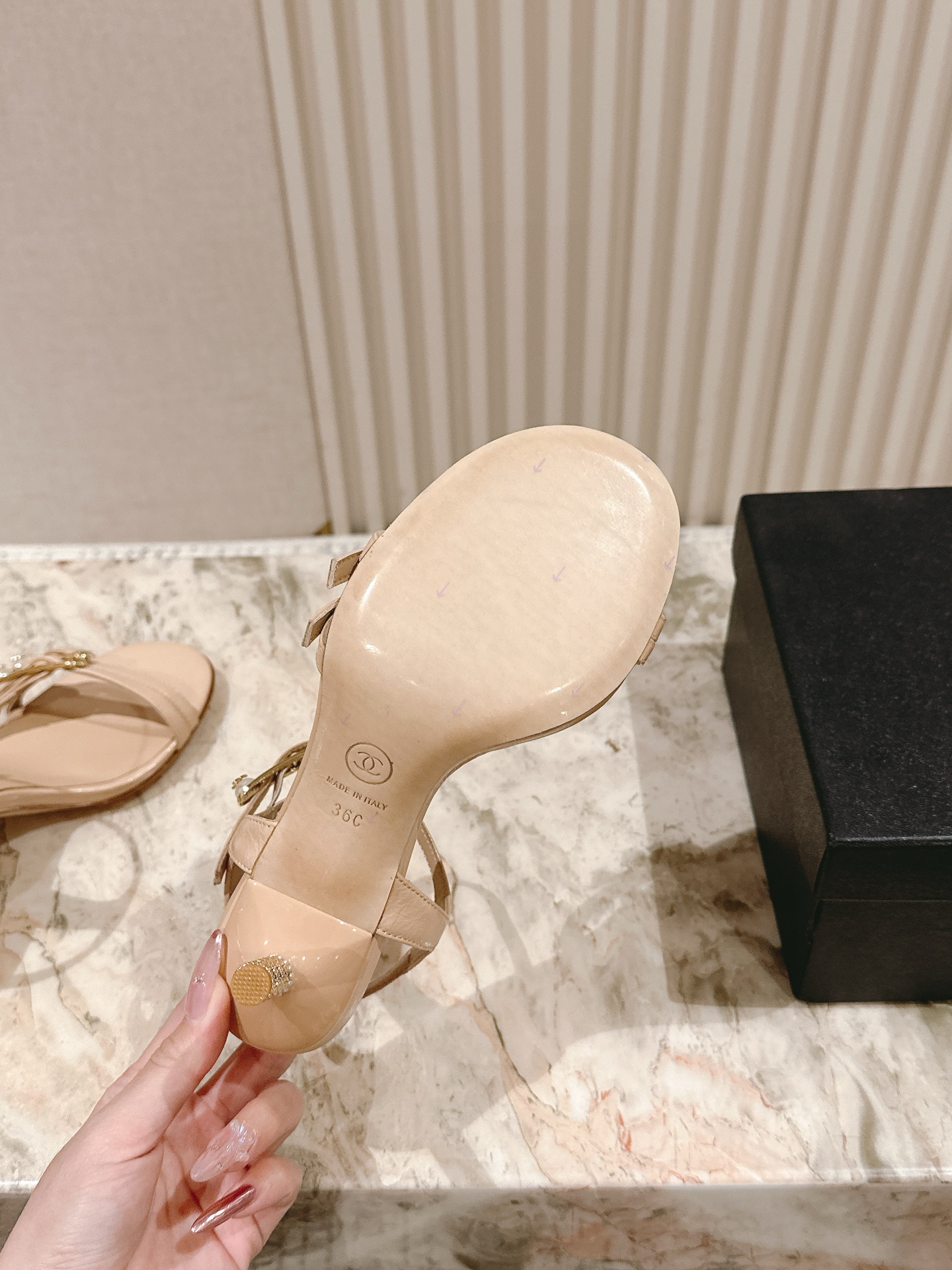  | ²⁰²5 𝐬𝐬 🤍🤎
 𝐂𝐡*𝐧𝐞𝐥小香早春新款🆕  专柜同步仙女珍珠扣logo小跟凉鞋，上脚依然