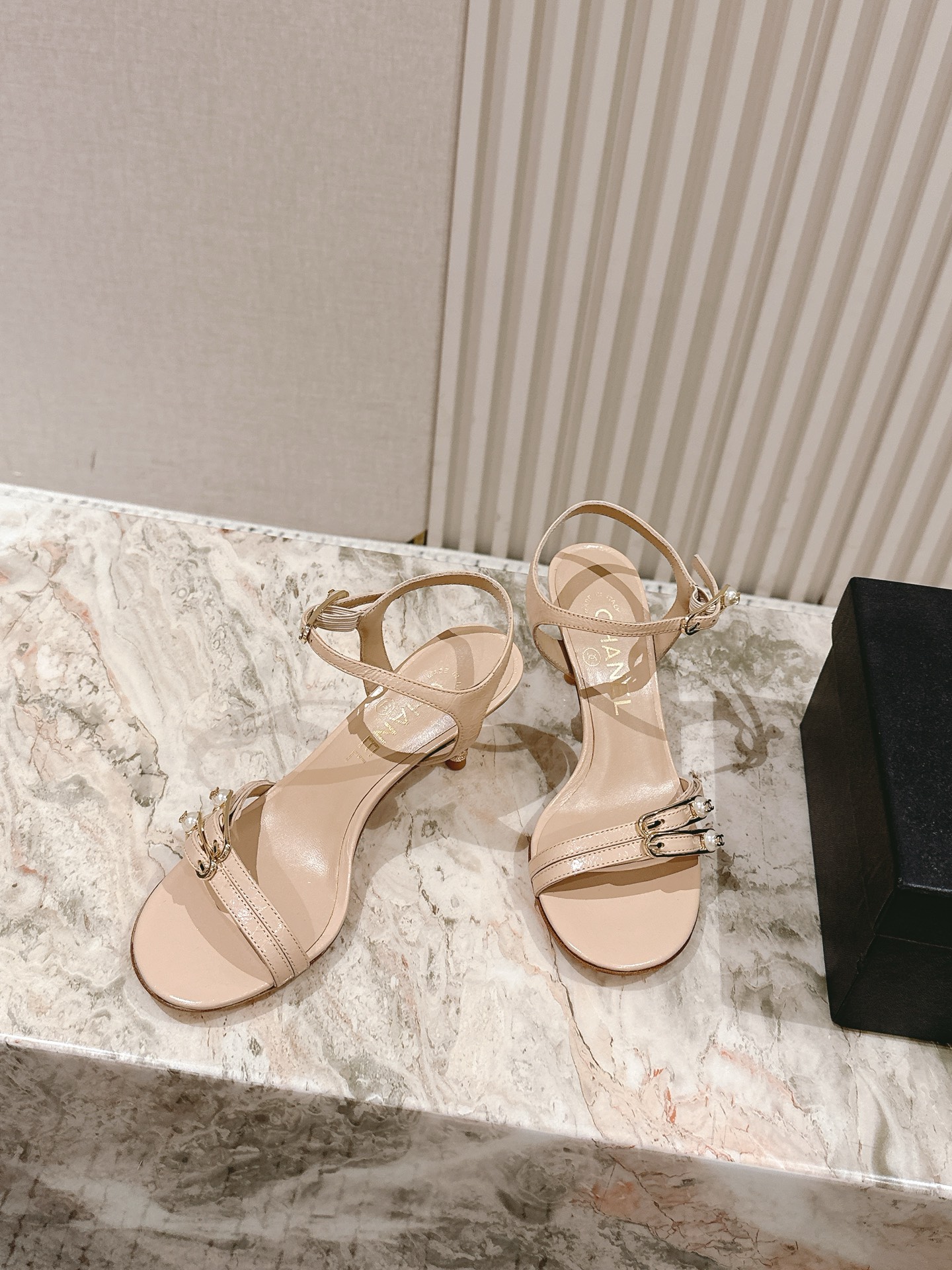  | ²⁰²5 𝐬𝐬 🤍🤎
 𝐂𝐡*𝐧𝐞𝐥小香早春新款🆕  专柜同步仙女珍珠扣logo小跟凉鞋，上脚依然