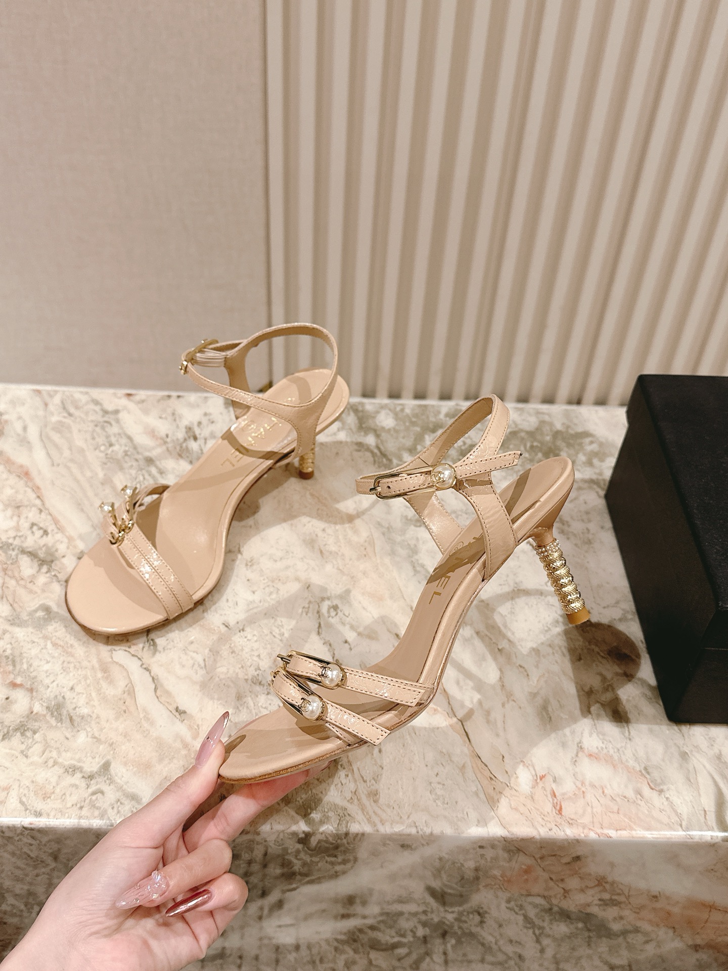  | ²⁰²5 𝐬𝐬 🤍🤎
 𝐂𝐡*𝐧𝐞𝐥小香早春新款🆕  专柜同步仙女珍珠扣logo小跟凉鞋，上脚依然