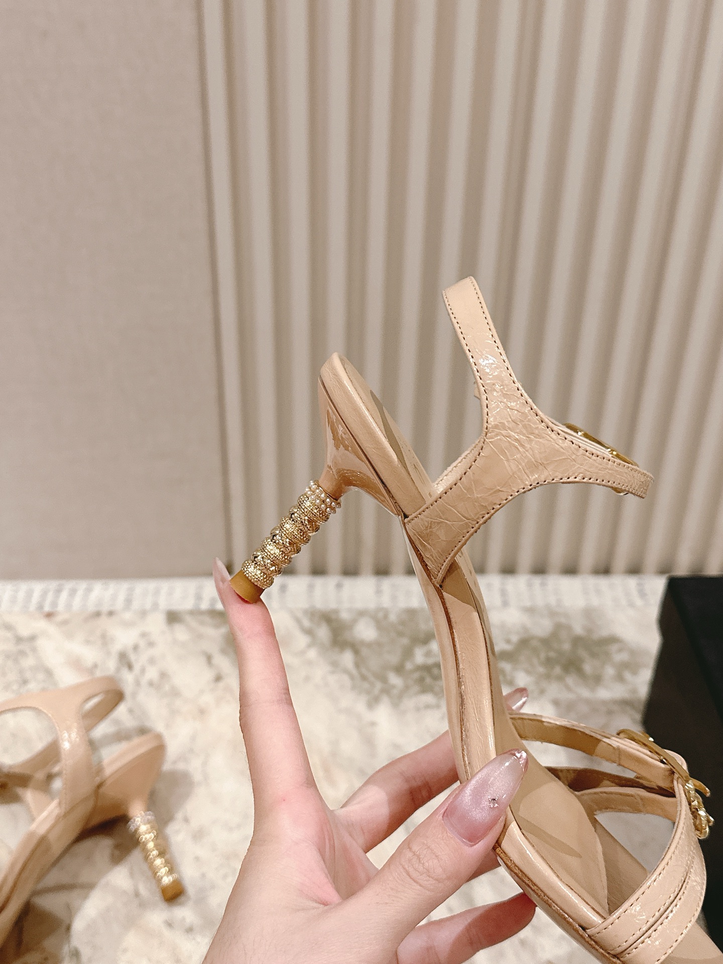  | ²⁰²5 𝐬𝐬 🤍🤎
 𝐂𝐡*𝐧𝐞𝐥小香早春新款🆕  专柜同步仙女珍珠扣logo小跟凉鞋，上脚依然
