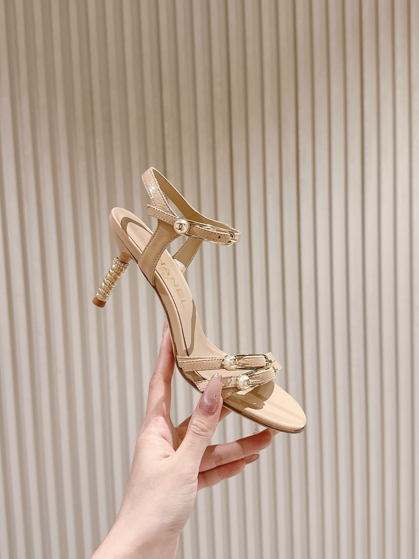  | ²⁰²5 𝐬𝐬 🤍🤎
 𝐂𝐡*𝐧𝐞𝐥小香早春新款🆕  专柜同步仙女珍珠扣logo小跟凉鞋，上脚依然