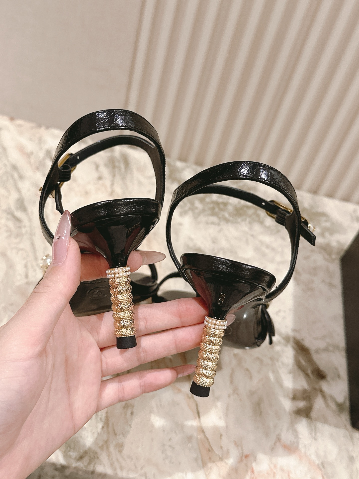  | ²⁰²5 𝐬𝐬 🤍🤎
 𝐂𝐡*𝐧𝐞𝐥小香早春新款🆕  专柜同步仙女珍珠扣logo小跟凉鞋，上脚依然