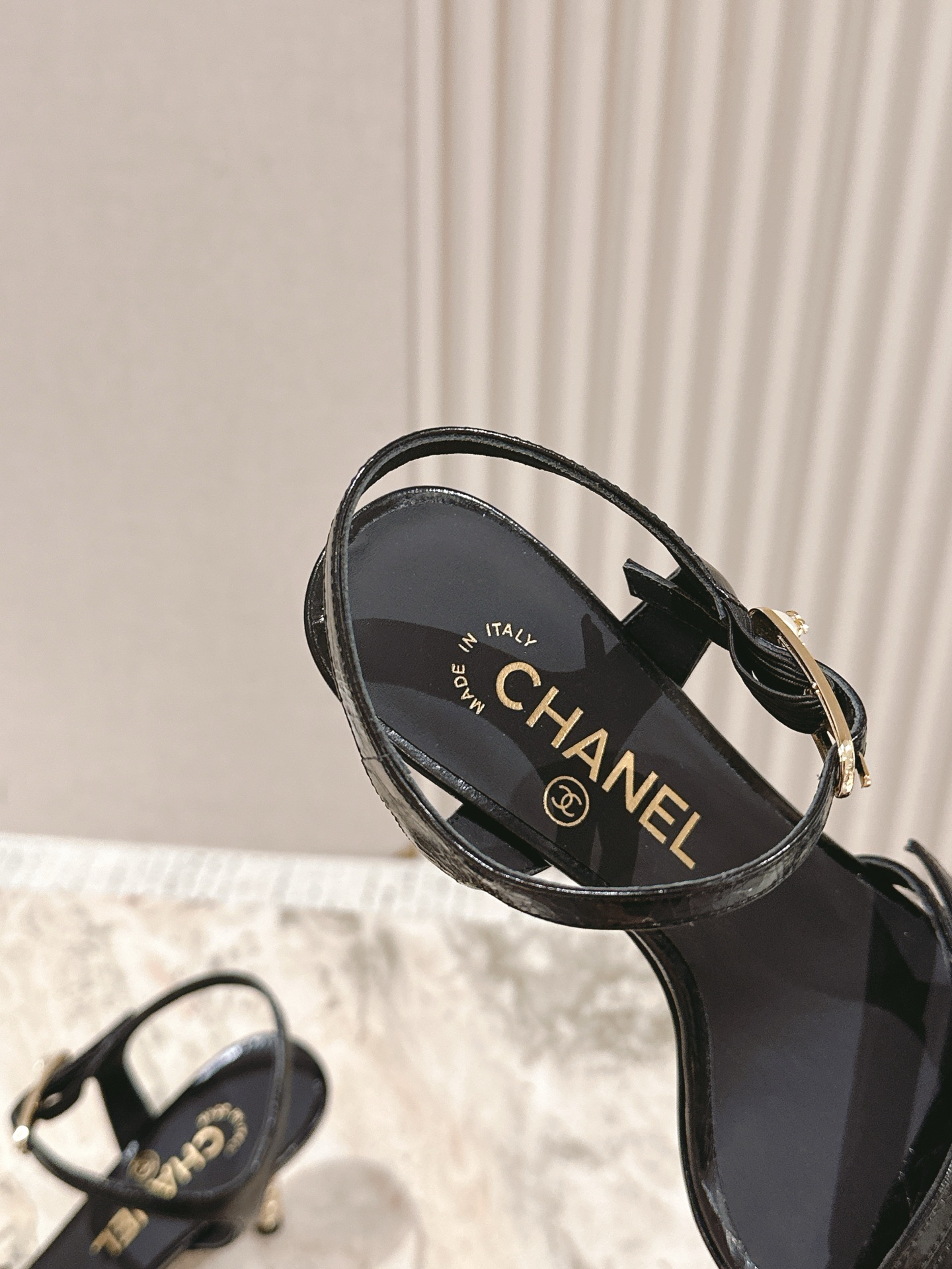  | ²⁰²5 𝐬𝐬 🤍🤎
 𝐂𝐡*𝐧𝐞𝐥小香早春新款🆕  专柜同步仙女珍珠扣logo小跟凉鞋，上脚依然