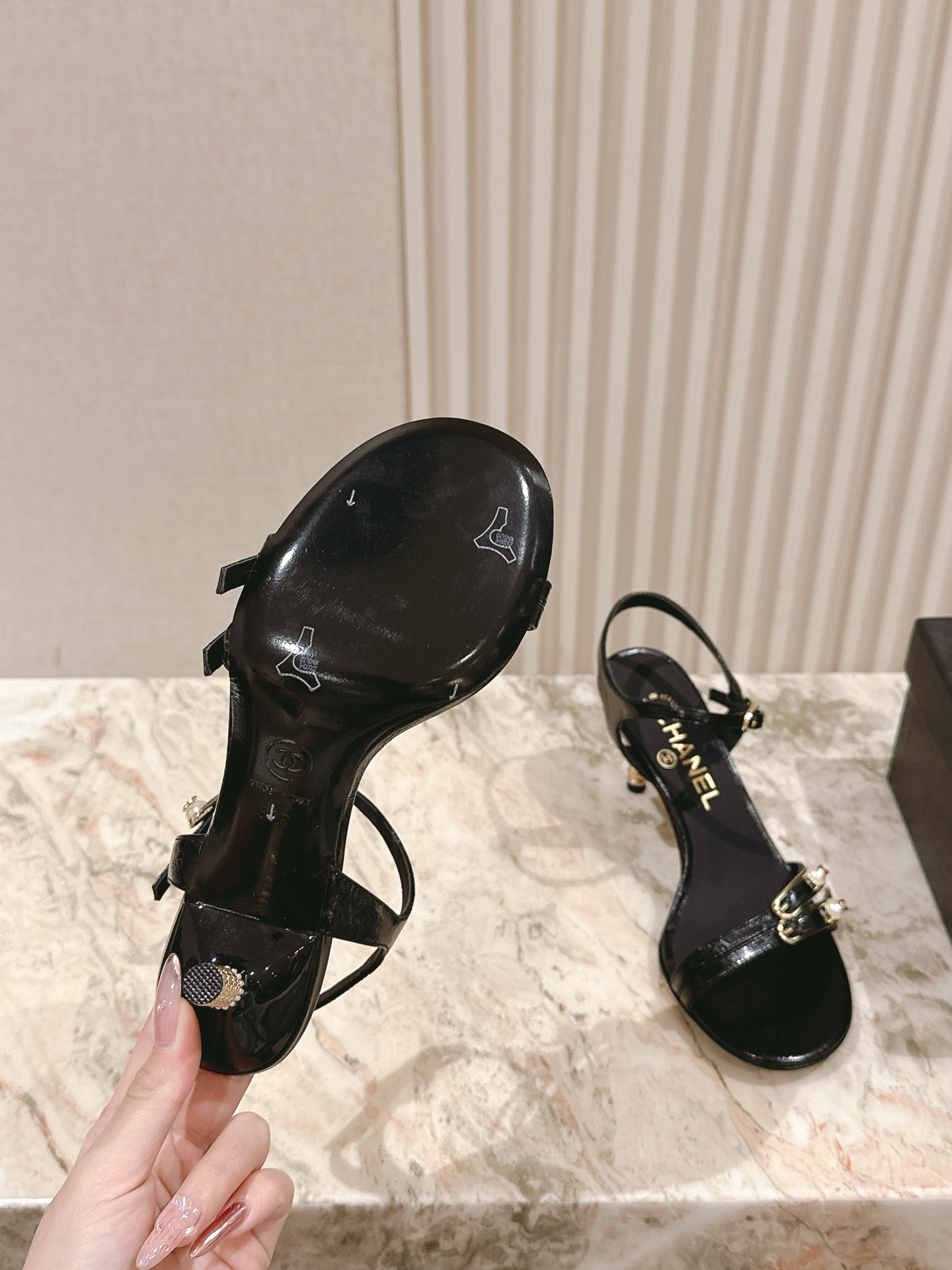  | ²⁰²5 𝐬𝐬 🤍🤎
 𝐂𝐡*𝐧𝐞𝐥小香早春新款🆕  专柜同步仙女珍珠扣logo小跟凉鞋，上脚依然