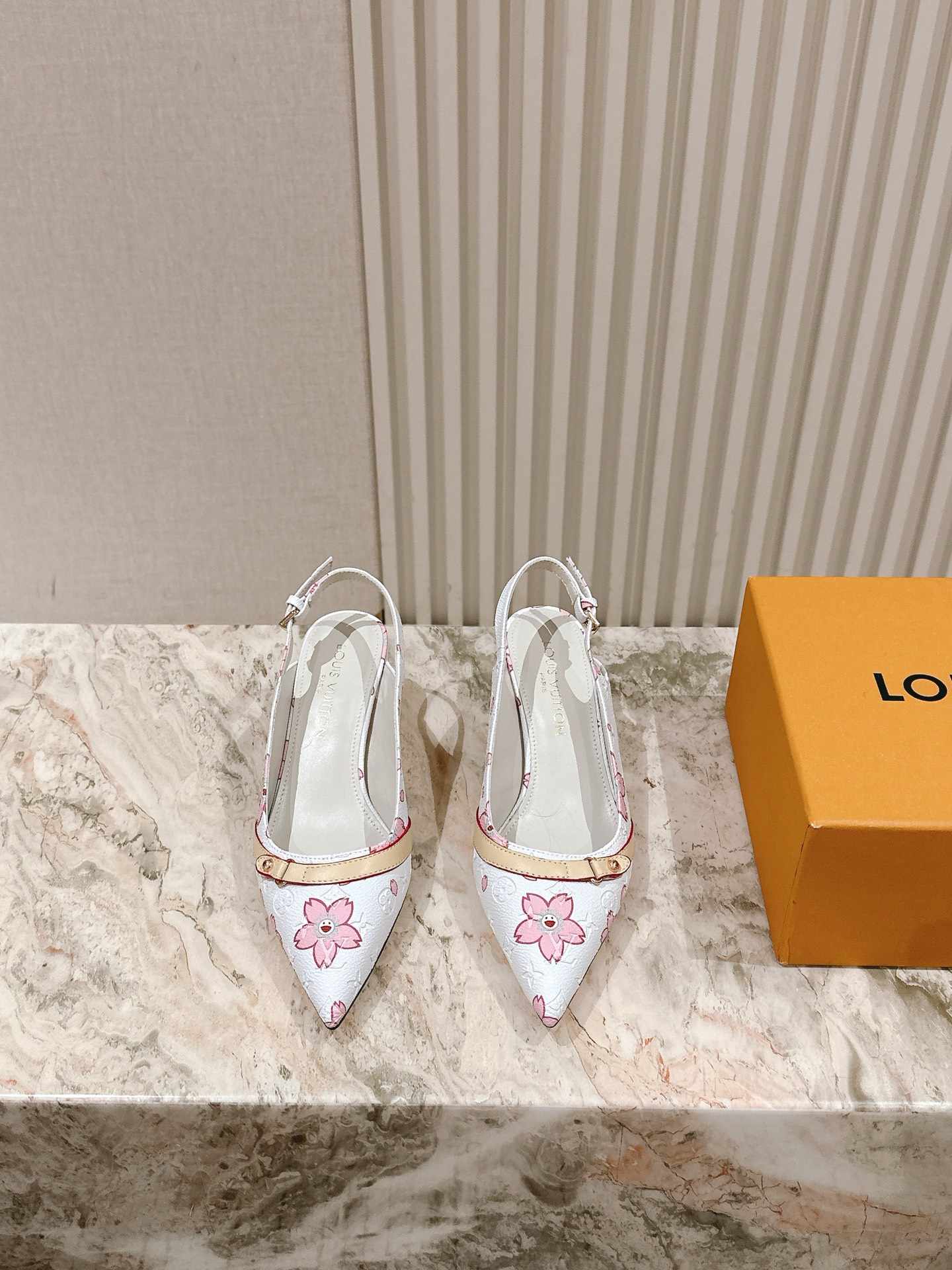 NO:469921,| 5 New arrival of the Lujia early spring new arrival~LV spring and summer Mary Jade shoes, too outstanding!  Fashionable, sexy and comfortable, full of the full emotional value that beautiful summer shoes can give. The shoes are also very well-behaved and beautiful!  The upper is made of imported beef patent leather, sheepskin inner lining, and genuine leather sole!  size 35-41 40 41 Customized Height 4.5cm Full set of counters are packaged simultaneously!  , high heels sandals, louis vuitton, louis vuitton, louis vuitton, sandals,mary jane, high heels, sheepskin,Leather soles19860909| 5 驴家早春新品 new arrival～LV春夏玛丽珍鞋,也太出彩了！时尚性感舒适,拉满了夏日美鞋能给的满分情绪价值.鞋的造型也很乖巧好看呀！ 鞋面选用进口牛漆皮,羊皮内里,真皮大底！ size 35-41 40 41定制 高度4.5cm 全套专柜同步包装！,高跟鞋凉鞋,louis vuitton,louis vuitton,louis vuitton,sandals,mary jane,high heels,sheepskin,Leather soles,Women's Shoes