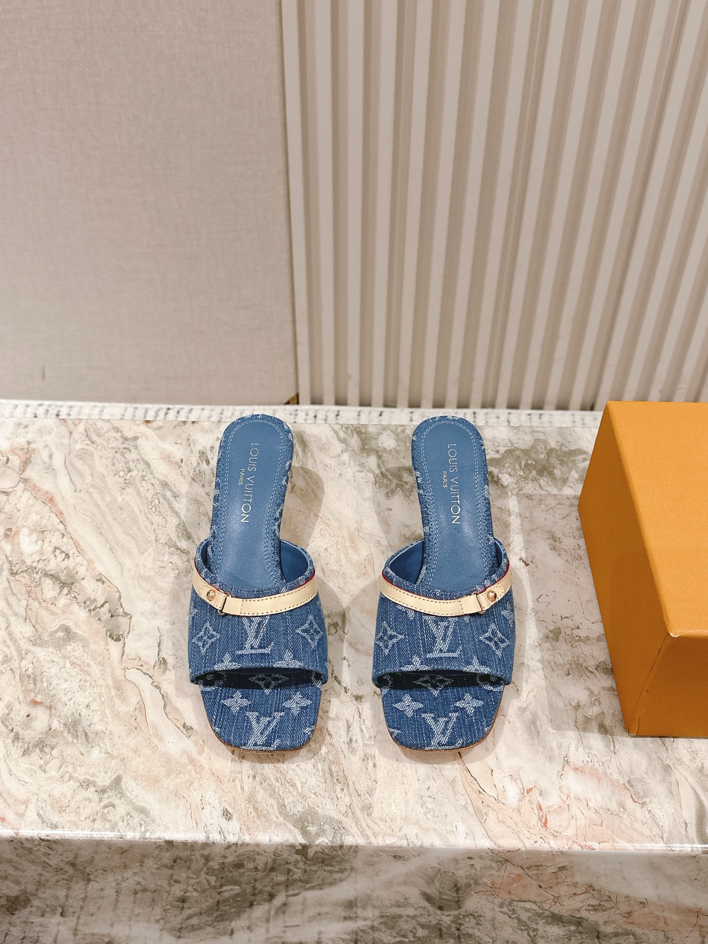 NO:469907,| 5 New arrival ~ LV spring and summer slippers are so outstanding!  Fashionable, sexy and comfortable, full of the full emotional value that beautiful summer shoes can give. The shoes are also very well-behaved and beautiful!  The upper is made of imported cowhide print, sheepskin inner lining, and genuine leather sole!  size 35-41 40 41 Customized Height 4.5cm Full set of counters are packaged simultaneously!  , slippers, louis vuitton, louis vuitton, louis vuitton, slippers, cowhide, sheepskin, Leather soles19860909| 5 驴家早春新品 new arrival～LV春夏拖鞋,也太出彩了！时尚性感舒适,拉满了夏日美鞋能给的满分情绪价值.鞋的造型也很乖巧好看呀！ 鞋面选用进口牛皮印花,羊皮内里,真皮大底！ size 35-41 40 41定制 高度4.5cm 全套专柜同步包装！,拖鞋,louis vuitton,louis vuitton,louis vuitton,slippers,cowhide,sheepskin,Leather soles,Women's Shoes