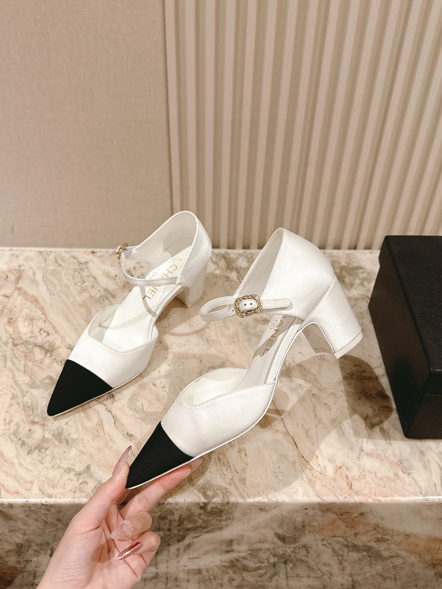  | ²⁰²5 𝐬𝐬 🤍🤎
 𝐂𝐡*𝐧𝐞𝐥小香早春新款🆕  专柜同步仙女珍珠扣logo小跟凉鞋，上脚依然