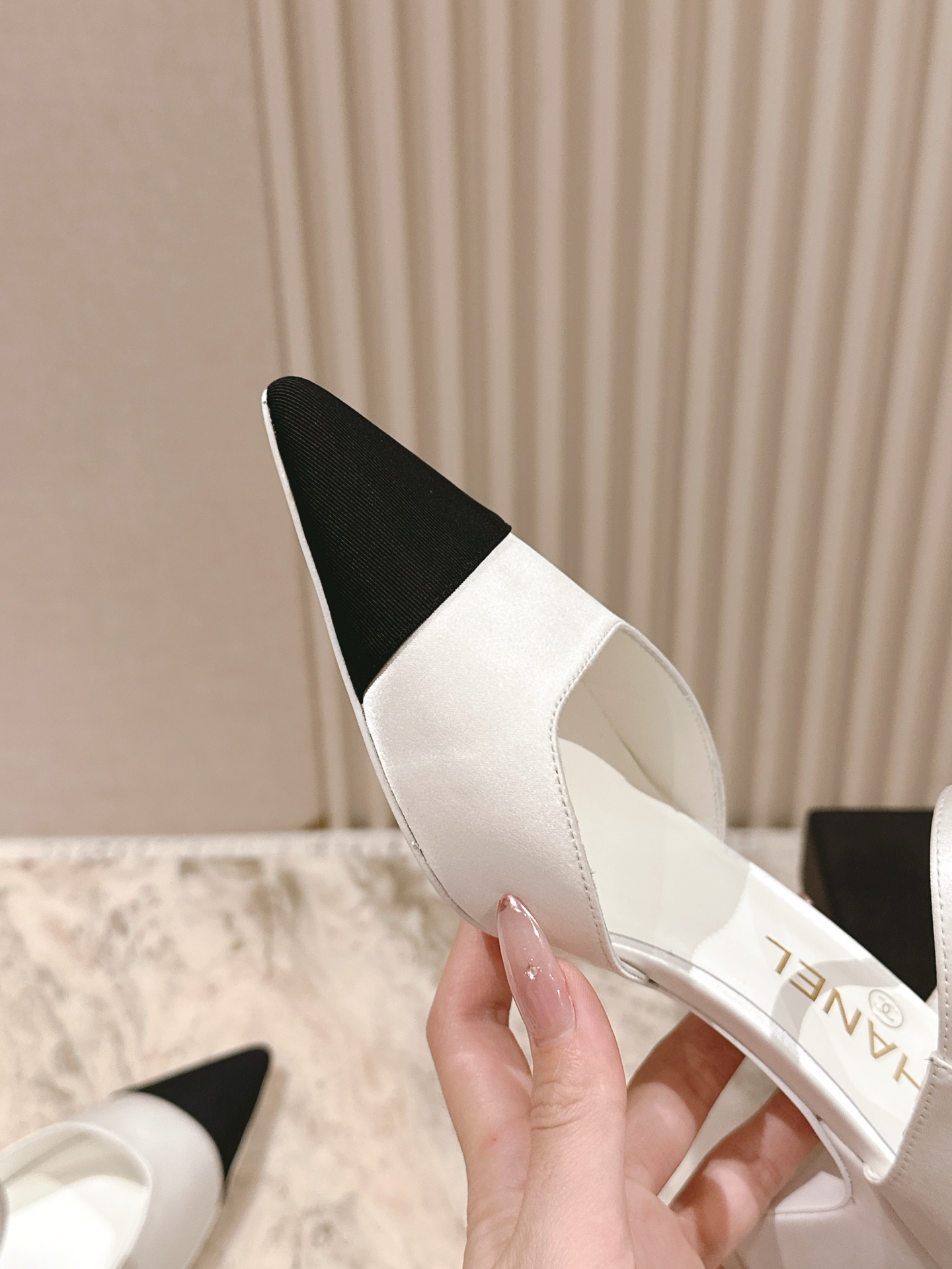  | ²⁰²5 𝐬𝐬 🤍🤎
 𝐂𝐡*𝐧𝐞𝐥小香早春新款🆕  专柜同步仙女珍珠扣logo小跟凉鞋，上脚依然
