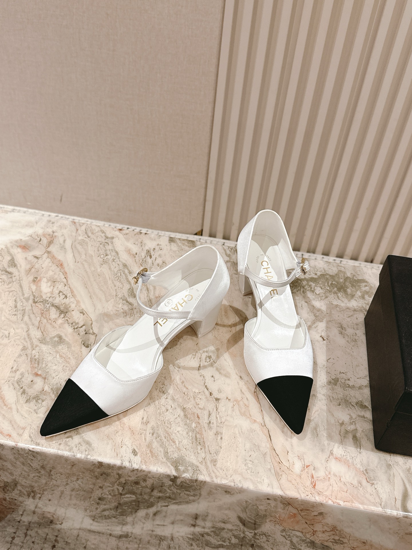  | ²⁰²5 𝐬𝐬 🤍🤎
 𝐂𝐡*𝐧𝐞𝐥小香早春新款🆕  专柜同步仙女珍珠扣logo小跟凉鞋，上脚依然