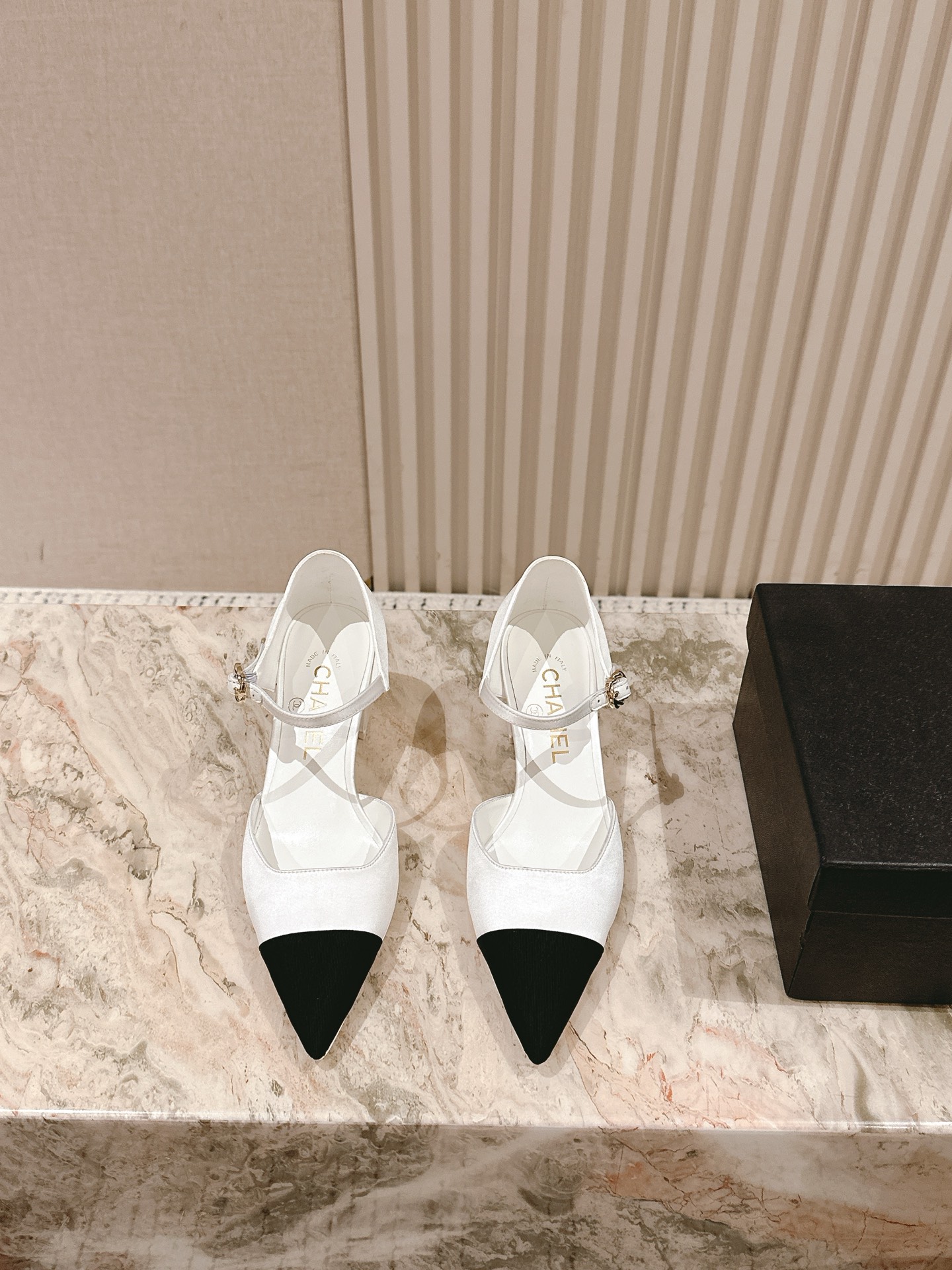  | ²⁰²5 𝐬𝐬 🤍🤎
 𝐂𝐡*𝐧𝐞𝐥小香早春新款🆕  专柜同步仙女珍珠扣logo小跟凉鞋，上脚依然