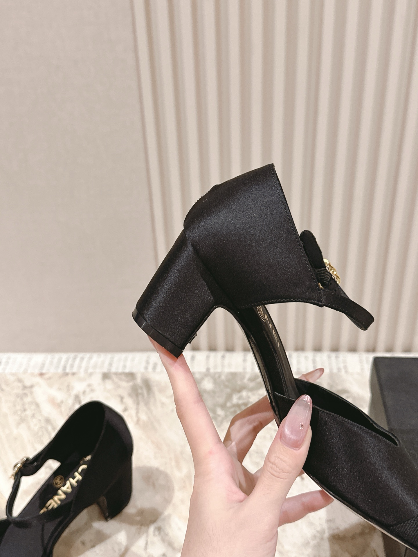  | ²⁰²5 𝐬𝐬 🤍🤎
 𝐂𝐡*𝐧𝐞𝐥小香早春新款🆕  专柜同步仙女珍珠扣logo小跟凉鞋，上脚依然