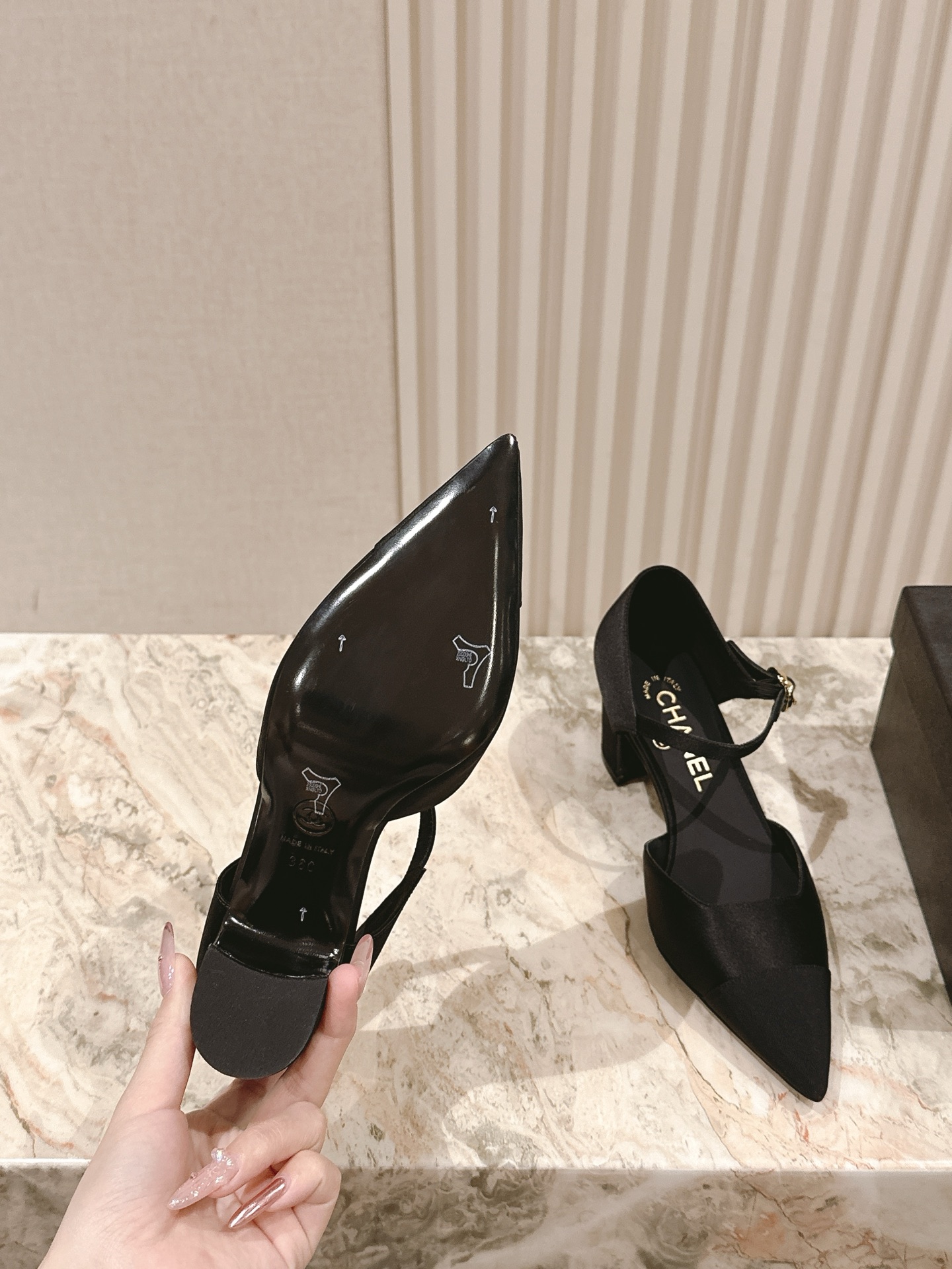  | ²⁰²5 𝐬𝐬 🤍🤎
 𝐂𝐡*𝐧𝐞𝐥小香早春新款🆕  专柜同步仙女珍珠扣logo小跟凉鞋，上脚依然