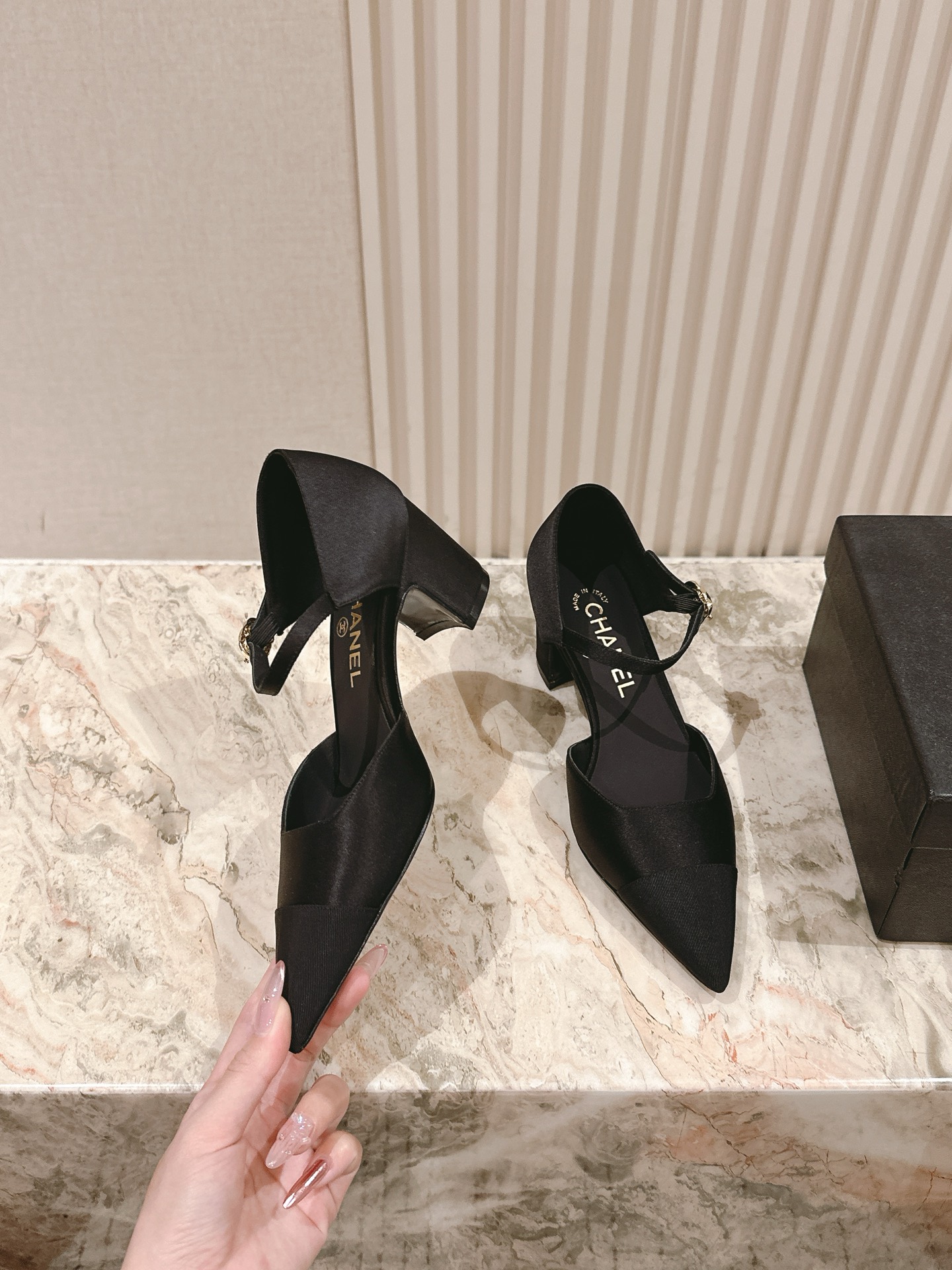  | ²⁰²5 𝐬𝐬 🤍🤎
 𝐂𝐡*𝐧𝐞𝐥小香早春新款🆕  专柜同步仙女珍珠扣logo小跟凉鞋，上脚依然