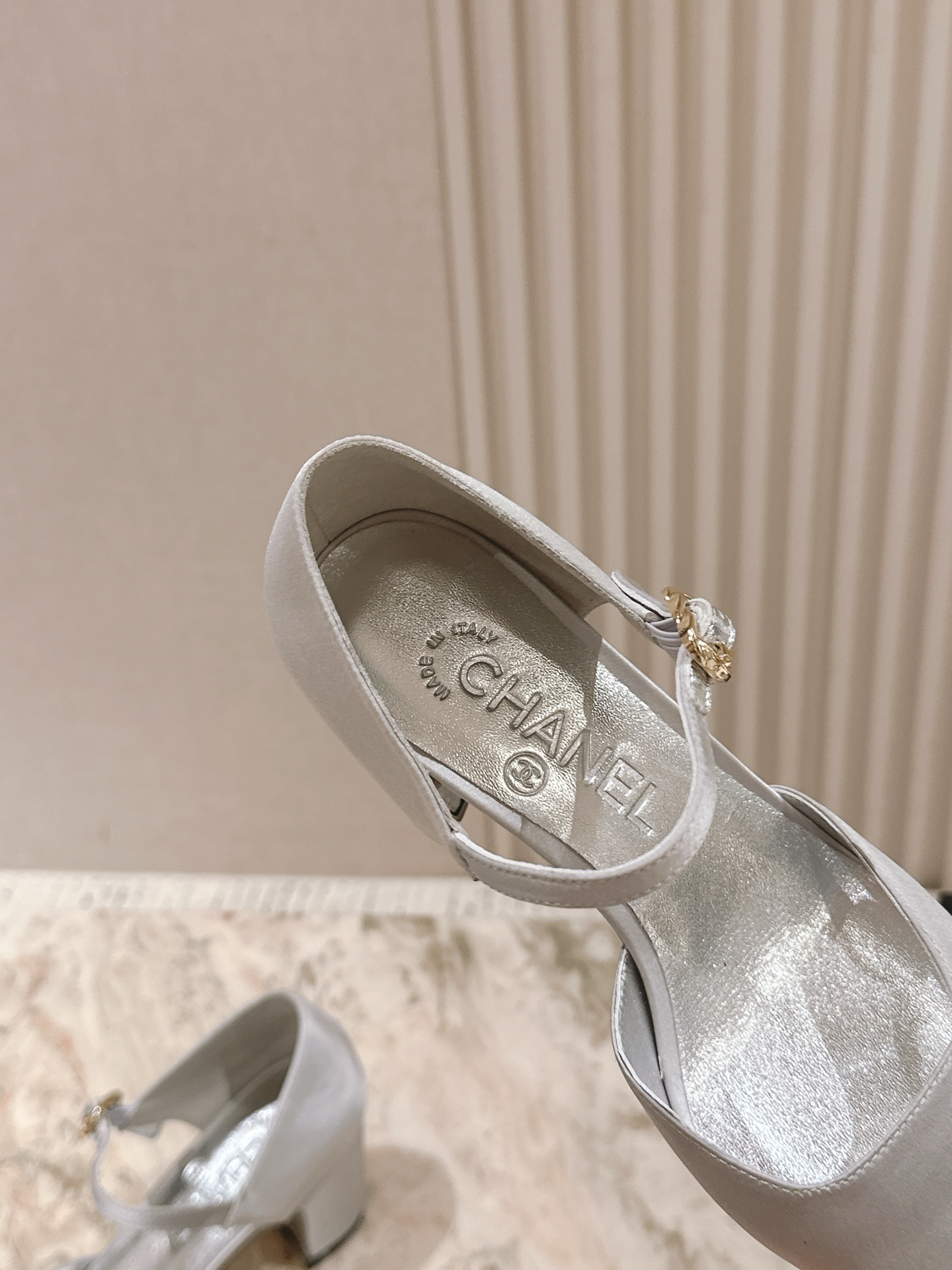  | ²⁰²5 𝐬𝐬 🤍🤎
 𝐂𝐡*𝐧𝐞𝐥小香早春新款🆕  专柜同步仙女珍珠扣logo小跟凉鞋，上脚依然