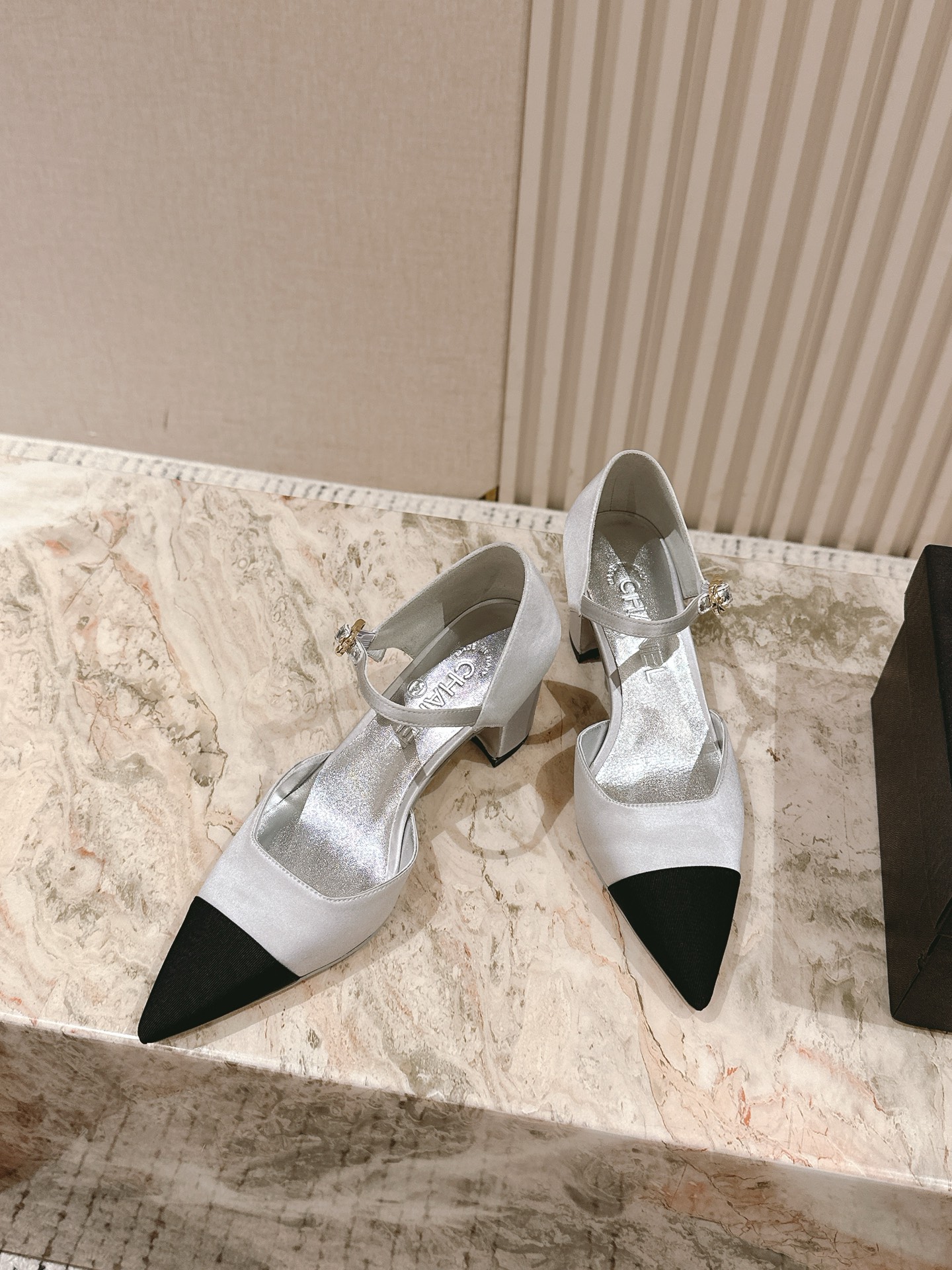  | ²⁰²5 𝐬𝐬 🤍🤎
 𝐂𝐡*𝐧𝐞𝐥小香早春新款🆕  专柜同步仙女珍珠扣logo小跟凉鞋，上脚依然