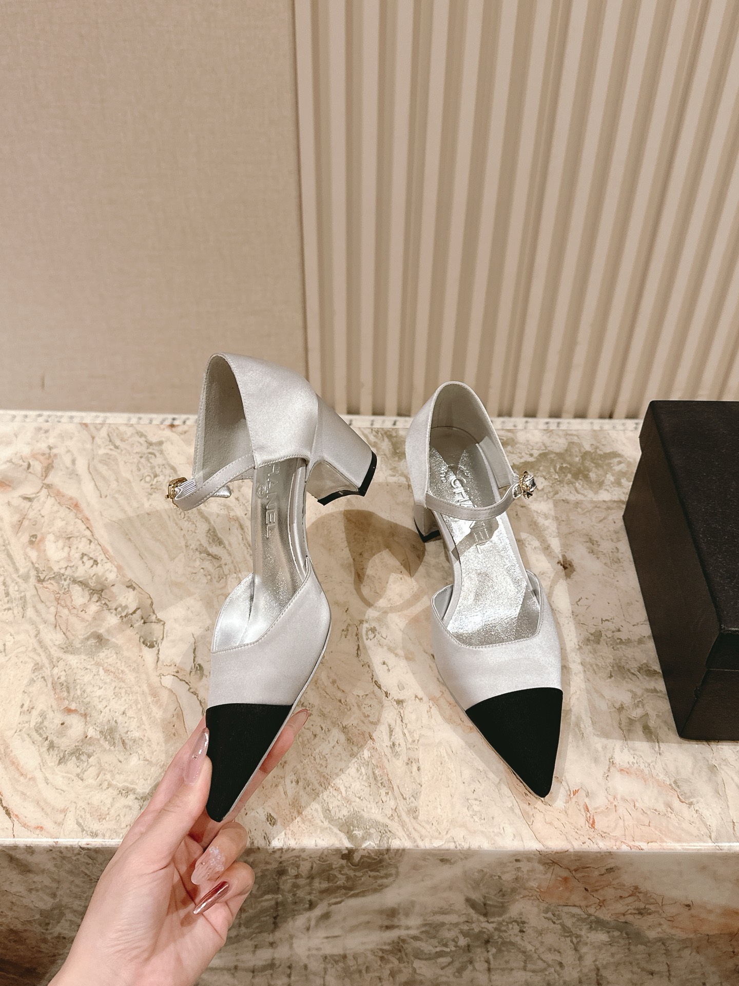  | ²⁰²5 𝐬𝐬 🤍🤎
 𝐂𝐡*𝐧𝐞𝐥小香早春新款🆕  专柜同步仙女珍珠扣logo小跟凉鞋，上脚依然