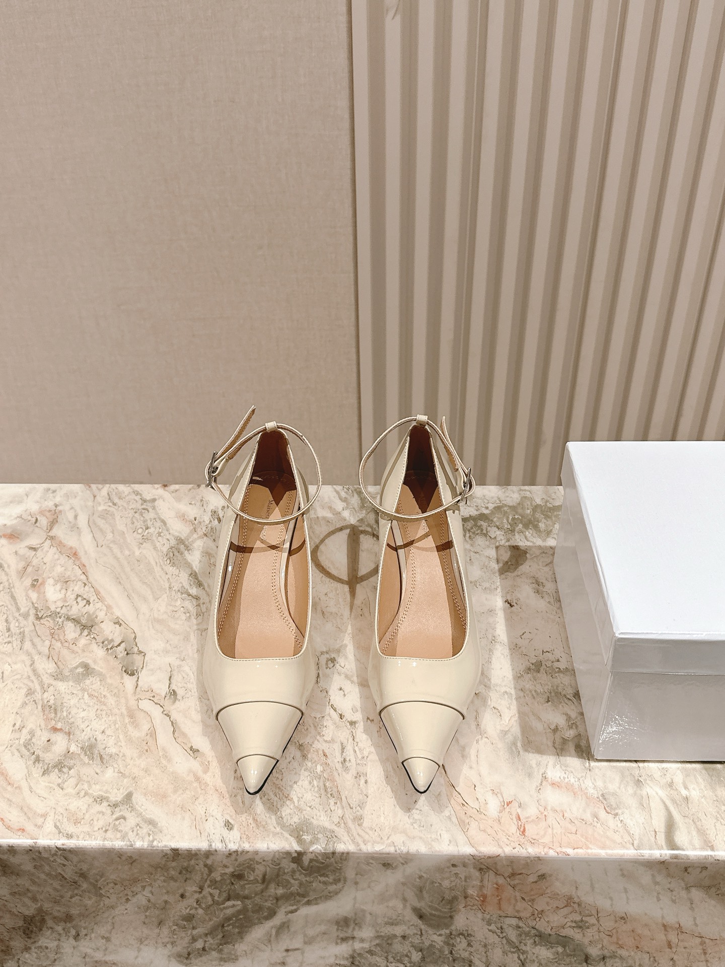 NO:469896,| 4 MM6 Magira pointed toe shoes!  Hot new, unique heel design, fashionable personality, unique brand round heel design full of dark atmosphere, Daai Internet celebrity series!  Upper: ox patent leather Inner: sheepskin Outsole: Italian genuine leather sole Heel height: single shoe 5.5cm Size: 35-39 40 custom, high heels single shoe, masion margiela, masion margiela, high heels, sheepskin19860909| 4  MM6马吉拉尖头单鞋！火爆上新 独特的鞋跟设计时髦个性 充满黑暗气息上独有的品牌圆跟设计,大爱网红同款系列！ 鞋面 :牛漆皮 内里 :绵羊皮 大底 :意大利真皮底 跟高 : 单鞋5.5cm 码数 :35-39 40定制,高跟鞋单鞋,masion margiela,masion margiela,high heels,sheepskin,Women's Shoes