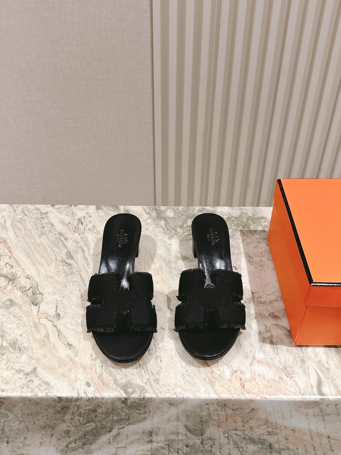 NO:485913,The counter is equipped with new color cards simultaneously | 5 Hermes oran series H slippers are top-level, and are fully upgraded, and are purchasing agents!  The must-have H-to-dot every year has added a new color this year. It is so beautiful that it is indescribable that it is a classic must-have, and you can hold it in all kinds of styles!  Hot diamonds, color-blocking, hand-sewn diamonds, cloth surface, graffiti, lychee pattern, crocodile pattern, lizard pattern, cowhide pattern, color-blocking texture!  Five materials to choose from!  There is no pressure to enter and exit the counter!  ★★★★★★ Imported customized goatskin and deer leather sheepskin foot pads original one-to-one open mold genuine leather sole, welcome to compare the original Size34-43 34 40 41 42 43 Customized Original full set of counter packaging, slippers, hermes, slippers, cowhide, sheepskin, Leather soles19860909专柜同步上新色卡 | 5  爱马仕 oran系列H拖鞋顶级上新全面升级,代购级！ 每年必备的H拖今年还加了新色,美到无法言喻绝好的穿着舒适感可是经典必备,各种风格搭配都Hold的住！烫钻,拼色,手缝钻,布面,涂鸦,荔枝纹,鳄鱼纹,蜥蜴纹,牛皮纹,拼色纹理！五种材质可挑选！进出专柜无压力！ ★★★★★ 材质进口定制全山羊皮和鹿皮羊皮垫脚原版一比一开模真皮大底,欢迎对比原版 Size34-43 34 40 41 42 43定制 原版全套专柜包装,拖鞋,hermes,slippers,cowhide,sheepskin,Leather soles,Women's Shoes