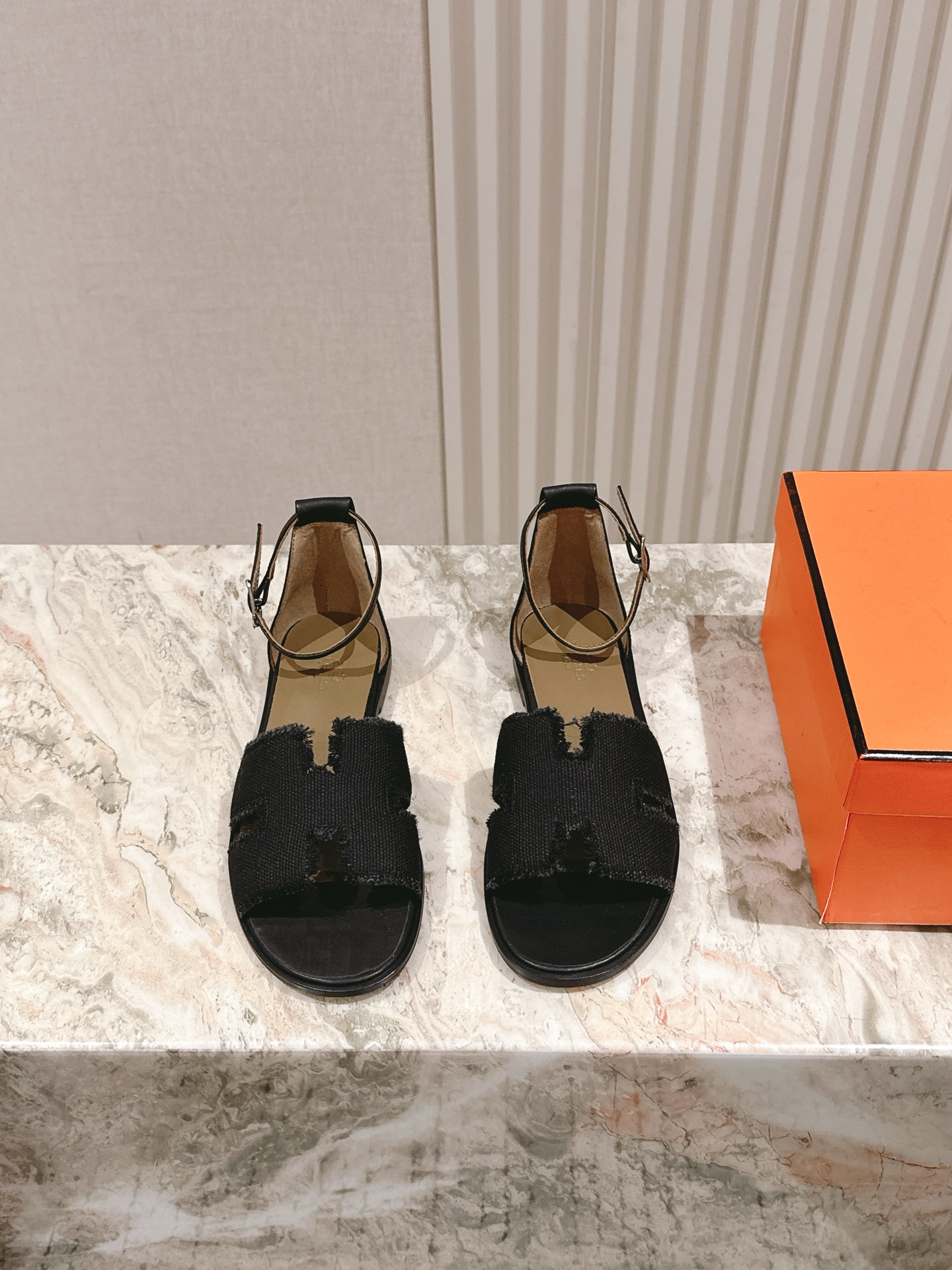 NO:469901,The counter is equipped with new color cards simultaneously | 5 Hermes oran series H slippers are top-level, and are fully upgraded, and are purchasing agents!  The must-have H-to-dot every year has added a new color this year. It is so beautiful that it is indescribable that it is a classic must-have, and you can hold it in all kinds of styles!  Hot diamonds, color-blocking, hand-sewn diamonds, cloth surface, graffiti, lychee pattern, crocodile pattern, lizard pattern, cowhide pattern, color-blocking texture!  Five materials to choose from!  There is no pressure to enter and exit the counter!  ★★★★★★ Imported customized goatskin and deer leather sheepskin foot pads original one-to-one open mold genuine leather sole, welcome to compare the original Size34-43 34 40 41 42 43 Customized Original full set of counter packaging, slippers, sandals, hermes, sandals, slippers, cowhide, sheepskin, Leather soles19860909专柜同步上新色卡 | 5  爱马仕 oran系列H拖鞋顶级上新全面升级,代购级！ 每年必备的H拖今年还加了新色,美到无法言喻绝好的穿着舒适感可是经典必备,各种风格搭配都Hold的住！烫钻,拼色,手缝钻,布面,涂鸦,荔枝纹,鳄鱼纹,蜥蜴纹,牛皮纹,拼色纹理！五种材质可挑选！进出专柜无压力！ ★★★★★ 材质进口定制全山羊皮和鹿皮羊皮垫脚原版一比一开模真皮大底,欢迎对比原版 Size34-43 34 40 41 42 43定制 原版全套专柜包装,拖鞋凉鞋,hermes,sandals,slippers,cowhide,sheepskin,Leather soles,Women's Shoes