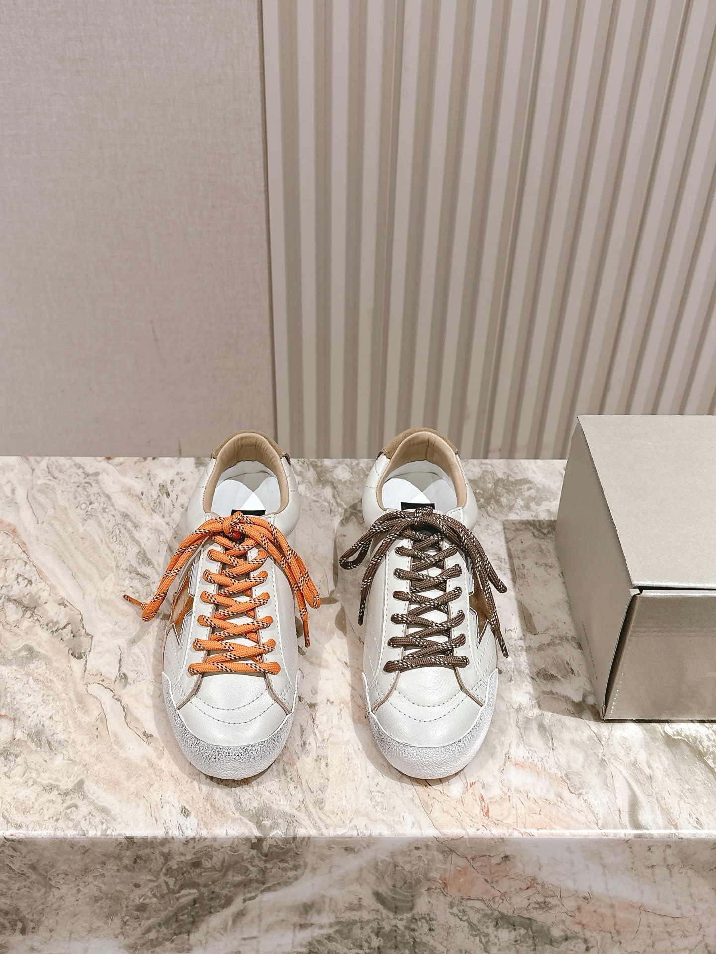 NO:469889,Purchasing level female men GGDB~~Golden Goose 25ss couples model German training shoes The best version on the entire network is not convinced, #ggdb classic couples model small dirty shoes~~ To the extent that the popularity is red, the white shoes are worn, and all kinds of small dirty shoes are worn!  Celebrity private server demonstration × It’s so versatile!  No need to worry about washing shoes anymore!  Original custom cowhide (the essence of old making) inner towel + cowhide foot pad, original mold opening 3.5cm high-rise latex insole... irregular hand-polished upper, even the soles are polished and worn~~ Size women 35-40 (40 custom made no return or exchange) Men 39-45 (45 custom made no return or exchange), casual shoes/sports shoes, sneakers, cowhide19860909代购级女 男 GGDB~~Golden Goose 25ss 情侣款 德训鞋 全网最好版本不服来比 # ggdb经典情侣款小脏鞋~~火红程度上怼小白鞋,下踩各类小脏鞋！ 明星私服上脚示范 ×就是这么百搭 ！再也不用担心洗鞋的问题啦！ 鞋面原版定制牛皮（做旧精髓所在）内里毛巾+牛皮垫脚,原版开模3.5cm内增高乳胶鞋垫…… 不规则手工打磨做破鞋面,就连鞋底也是打磨做旧的~~ Size女35-40（40订做不退换）  男39-45（45订做不退换）,休闲鞋/运动鞋,sneakers,cowhide,Women's Shoes