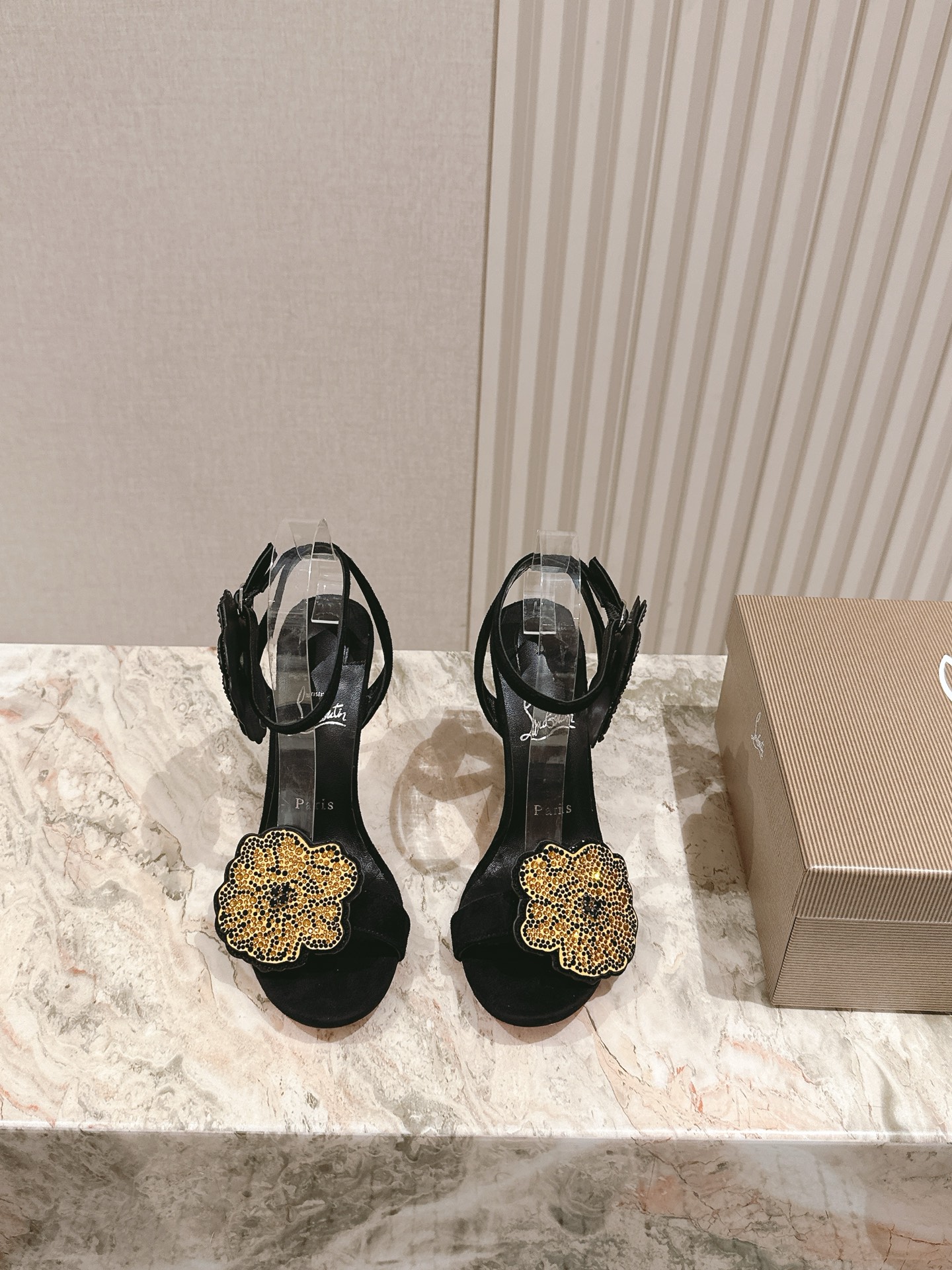 NO:469900,| 5 Christian Louboutin | 2025s original Heavy Industry CL new design show style water platform high heel sandals ~ Taylor Swift's same style as luck artifact!  Upper: Original custom imported fluorescent color fabric pampillas, ribbon-wrapped feet decoration adds elegance!  The handmade red shore flower is beautiful and beautiful on the feet!  All eyes will stay for you!  Imported original special material, inner grain pearlescent sheepskin, original imported AR1 top-grade leather outsole Size34-43 '34.40.41.42.43 Custom made no return' Heel height 13.5cm, high heels, sandals, high heels, sheepskin, Leather soles19860909| 5  Christian Louboutin | 2025s原版做货重工CL全新设计秀款水台高跟凉鞋～霉霉同款 开运神器！ 鞋面:原版订制进口荧光色面料pampillas,丝带绕脚装饰更添优雅！手工制作的彼岸花美轮美奂,上脚超美！所有目光都将为你停留！ 材质进口原版特殊材料 内里粒面珠光羊皮里 大底原版进口AR1顶级真皮大底 Size34-43「34.40.41.42.43订做不退换」 跟高13.5cm,高跟鞋凉鞋,sandals,high heels,sheepskin,Leather soles,Women's Shoes