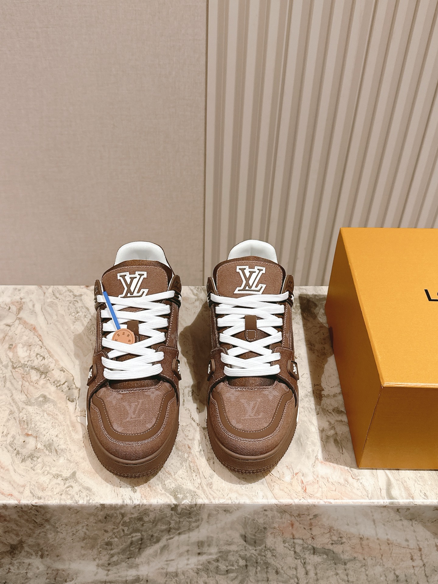 NO:469859,A must-have for couples!   LV purchasing grade new colors are available in stock!  Classic Donkey Family full series!  LVTrainer PVC sneakers, every style and color matching is great!  Trainer's feet feel really good, full of surprises and silver updates, and Xiaohongshu Internet celebrity couples are starting to show!  The fabric is made of the same material as the original, and the original version compares each detail one by one!  Various leather TPU cloths, super complex splicing, TPU original bottom, purchasing level, not ordinary material!  The number of codes for women 35-40, male 38-45, the delivery counter is synchronized with full packaging!  , casual shoes / sneakers, louis vuitton, louis vuitton, louis vuitton, louis vuitton, sneakers19860909情侣款必备！  LV代购级新色现货供应！经典驴家全系列！LVTrainer PVC 运动鞋, 每个款式配色都很赞！Trainer的脚感真的非常不错,惊喜满满银色不断更新,小红书网红情侣纷纷开秀！ 面料选用原版完全一样材质做工细节,原版一比一对比每个细节！各种皮面TPU 布 超复杂拼接 TPU原版大底,代购级别,不是普通材质哦！ 码数女35-40 男38-45 配送专柜同步全套包装！,休闲鞋/运动鞋,louis vuitton,louis vuitton,louis vuitton,sneakers,Women's Shoes