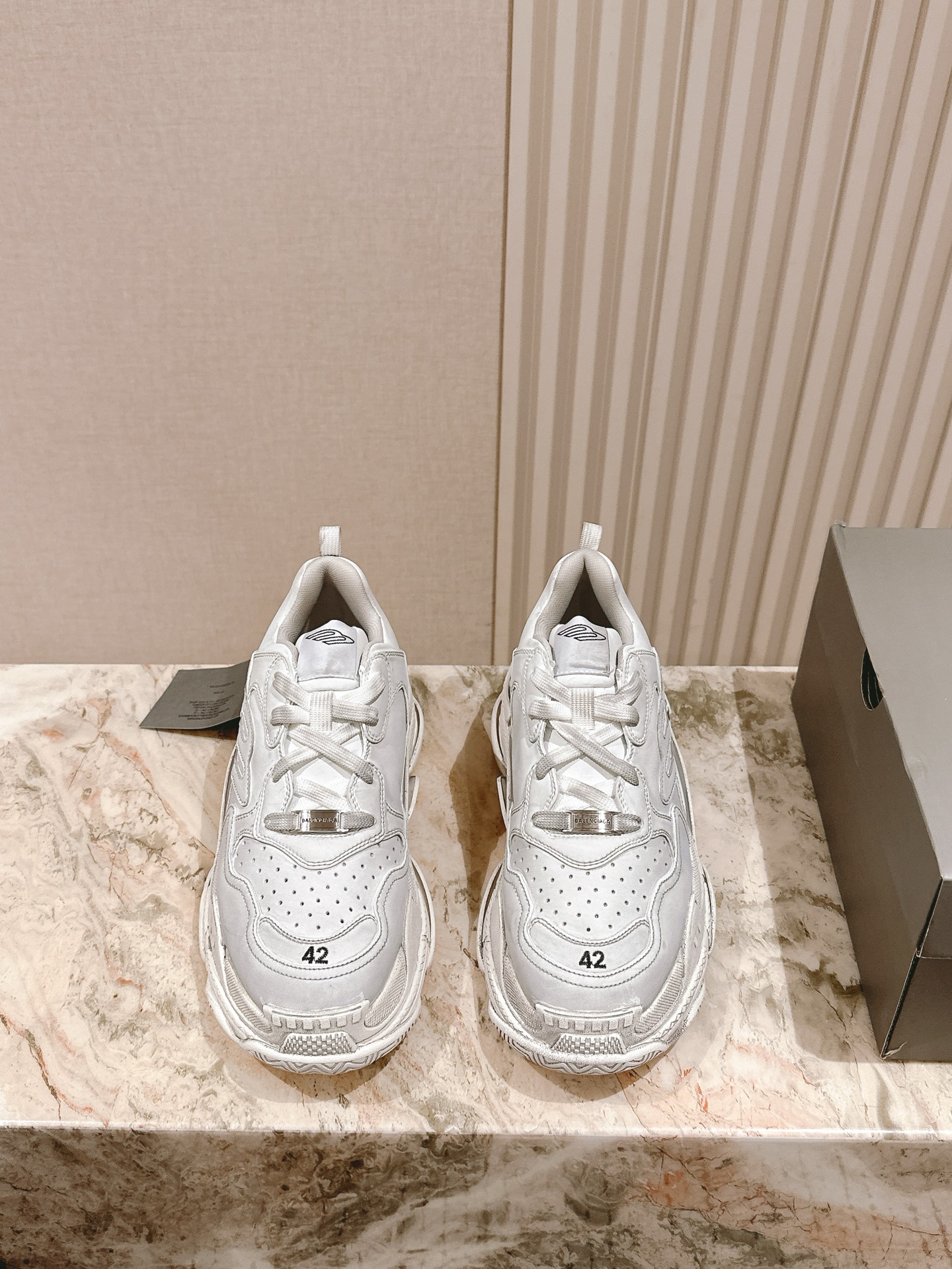 NO:469873,Couple model Men's 20 [Dongguan] # | 5 / Balenciaga flash 3xL and urnner half-fashion dad shoes shipped Continue the trend of running shoes for old dad shoes, the shoe body is made of polyester, nylon, TPU and polyurethane, both from the appearance and comfort and lightness, the heel is decorated with a webbing crotch, the outsole and the rear are decorated with Balenciaga logo, the upper is decorated with unity sports icon art works, the tongue is decorated with 3B sports icon art works, the fabric inner foot pads, the footing ensures you are satisfied, it is so cool!  Size 35-45M men and women, casual shoes/sports shoes, balenciaga, balenciaga, sneakers19860909情侣款 男20【莞产】 # | 5 ／巴黎世家爆闪 3xL和urnner半布面老爹鞋出货 延续潮流跑鞋做旧老爹鞋,鞋身由聚酯纤维、尼龙、 TPU 和聚氨酯制成,不管是从外观还是舒适轻盈度都更上一个台阶,后跟饰有织带拉裆,外底和后部饰以 Balenciaga 标识,鞋面饰以 unity sports icon 艺术作品,鞋舌饰以3B sports icon 艺术作品,织物内里垫脚,上脚保证你满意就是这么炫这么酷！ 码数35-45M 男女款,休闲鞋/运动鞋,balenciaga,balenciaga,sneakers,Women's Shoes