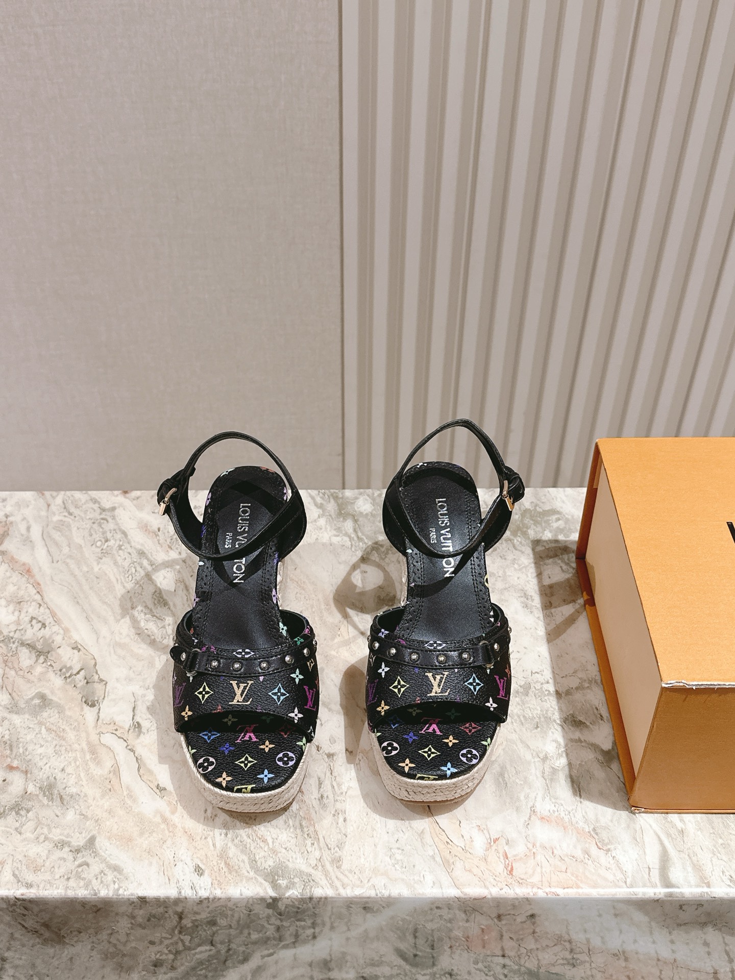 NO:469846,| 5 new arrival~LV spring and summer thick-soled hemp rope high-rise water table slippers. The brown leather with tannin color is so outstanding!  Sexy and comfortable, full of the full emotional value that beautiful summer shoes can give. The sandals are also very well-behaved and beautiful!  Sheepskin inner lining, thick-bottomed water platform 8.5 cm in size 35-41 The complete set of counters is packaged simultaneously!  sandals louis vuitton louis vuitton louis vuitton sandals slippers sheepskin19860909| 5 驴家新品 new arrival～LV春夏厚底麻绳增高水台拖鞋.单宁色搭配的棕色皮质,也太出彩了！性感舒适,拉满了夏日美鞋能给的满分情绪价值.凉鞋的造型也很乖巧好看呀！ 羊皮内里,增高厚底水台8.5公分 size 35-41 全套专柜同步包装！,凉鞋,louis vuitton,louis vuitton,louis vuitton,sandals,slippers,sheepskin,Women's Shoes