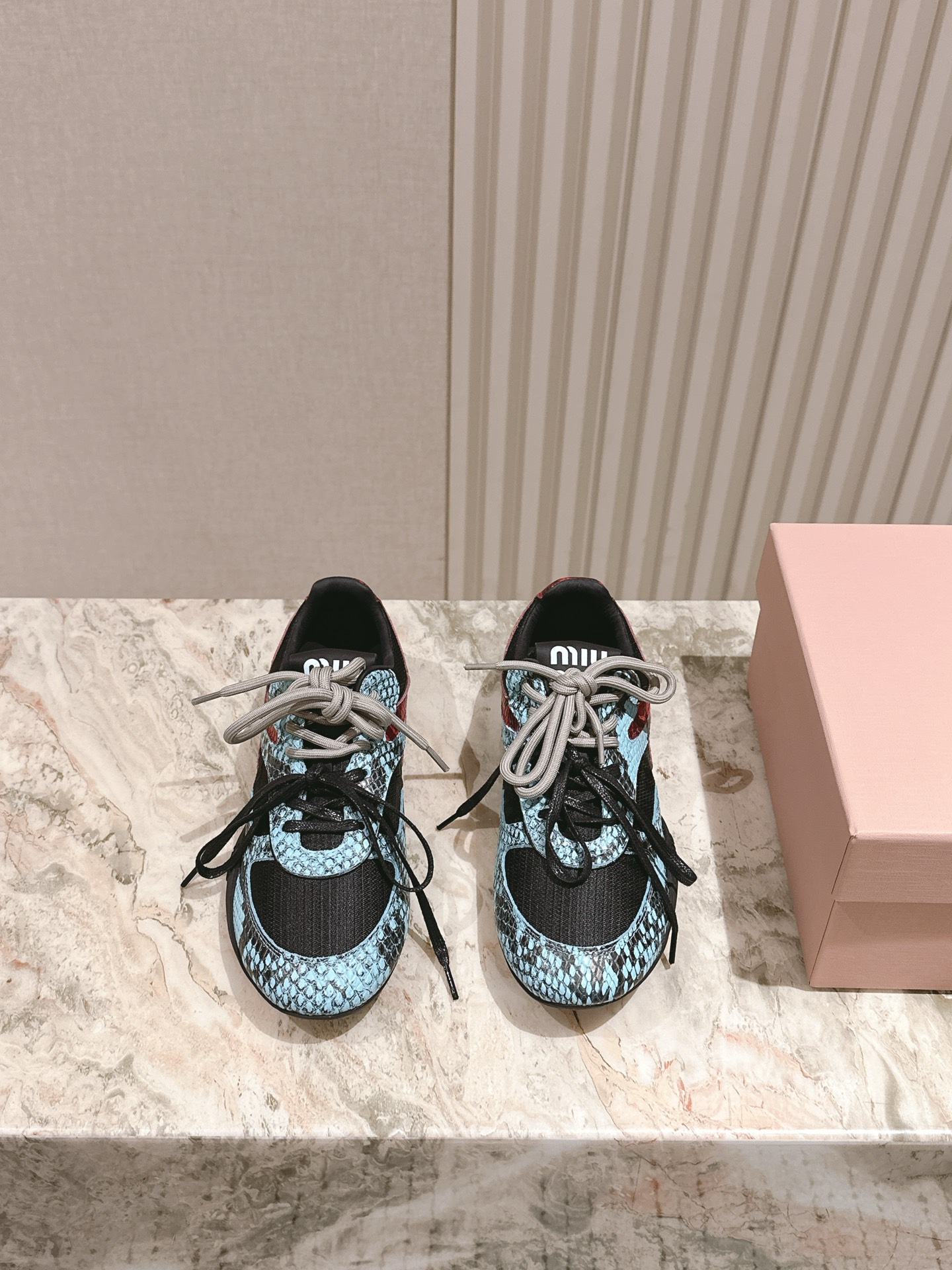 NO:469880,| 5 MIUMIU Miao's new snake-skin colored Dexon shoes~ A popular model with a good appearance. One that has to be bought ~ is old and fashionable, simple and high-end. It is very comfortable to match with the feet casually, and it is a must-have for the year!  The latest sports white shoes on the counter are popular with domestic and foreign bloggers. The Little Red Book Grass Series, the retro and fashionable and beautiful sports shoes design, and the recognizable tongue creates a Buddhist sweet casual style~~ The aura of the foot is very casual, and the first layer of cowhide is made of silk cowhide, silk cowhide, original TPU vacuum thick sole, retro color and old!  Size.35-40 40 custom made, casual shoes/sports shoes, miumiu, sneakers, cowhide, snakeskin19860909| 5  MIUMIU 缪缪新款蛇皮彩色德迅鞋~ 颜值担当火爆款 不得不入的一款～做旧时尚,简约高级 随意搭配上脚非常舒适,年度必入款！ 专柜最新走秀款运动小白鞋国内外博主刷爆的一款,小红书种草系列,复古又时髦上脚美炸了简约的运动板鞋设计,极具辨识度的鞋舌,打造佛系甜美的休闲风~~上脚气场十足随意搭配, 选用头层牛皮材质,内里丝绸牛皮里,原版TPU抽真空厚底,复古擦色做旧！ Size.35-40 40定做,休闲鞋/运动鞋,miumiu,sneakers,cowhide,snakeskin,Women's Shoes