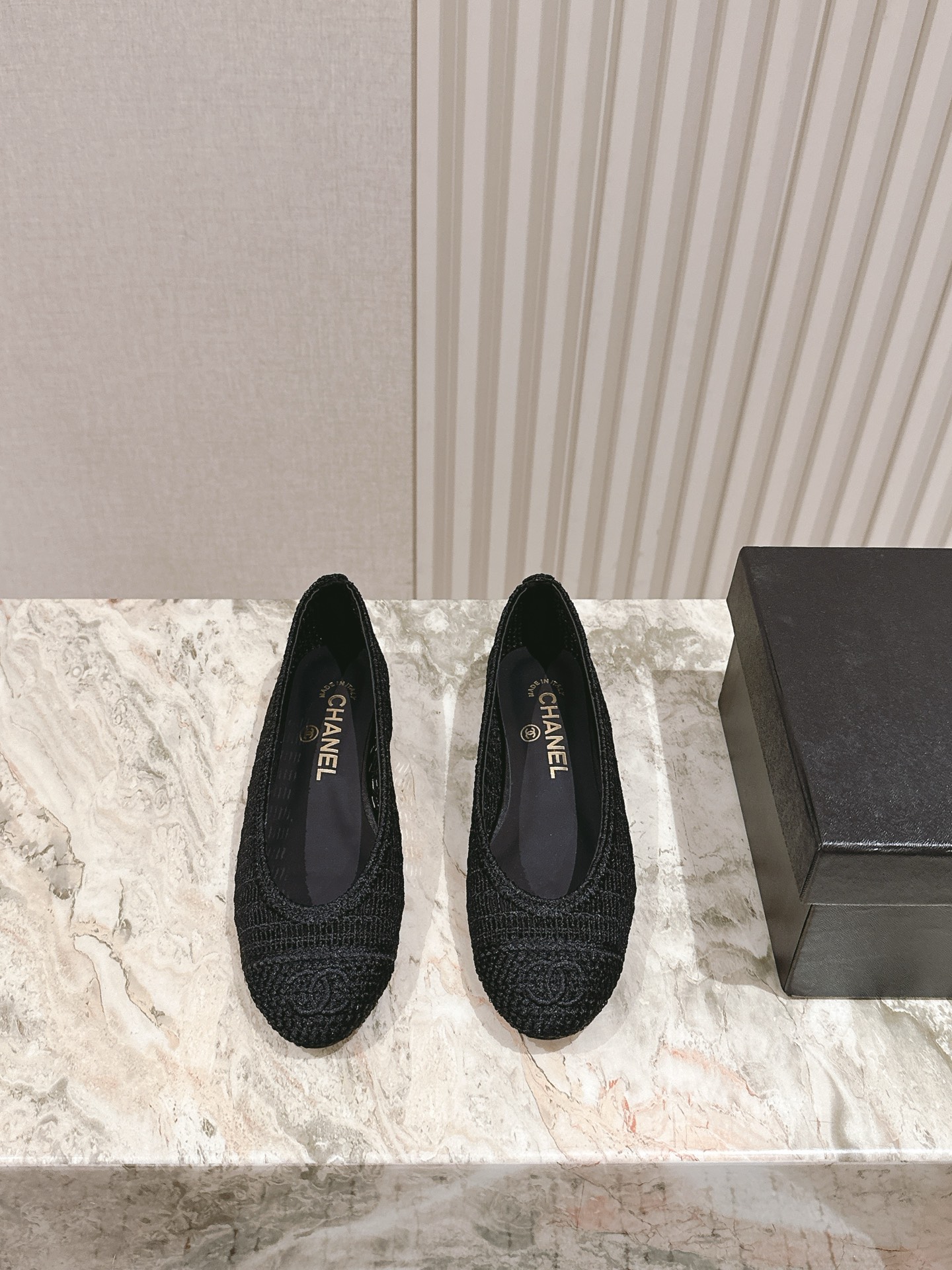 NO:469893,| 5 CHANE' Xiaoxiang's latest ballet mesh is fashionable and new, completely original one-to-one replica, super positive style, latest fashionable design, single shoes that are popular all over the Internet, cool and fashionable, unique design is the most eye-catching, and the legs are also very good to modify, and the upper material is made of original one-to-custom knitted mesh! The inner material is sheepskin, genuine leather soles! Size 35-40 40 41 Customized, a full set of counter synchronous gift box packaging!, ballet shoes, chanel, sheepskin, Leather soles19860909| 5  CHANE' 小香最新芭蕾舞网面洋气上新 完全原版一比一复刻打造 版型超级正 最新时尚的设计 火遍全网的单鞋,上脚又酷又时髦 独特设计最为抢眼吸晴 上脚还很好的修饰腿型显瘦 鞋面材质采用原版一比一定制针织网面！内里材质羊皮,真皮大底！ 尺码35-40 40 41定制 全套专柜同步礼盒包装！,芭蕾舞鞋,chanel,sheepskin,Leather soles,Women's Shoes