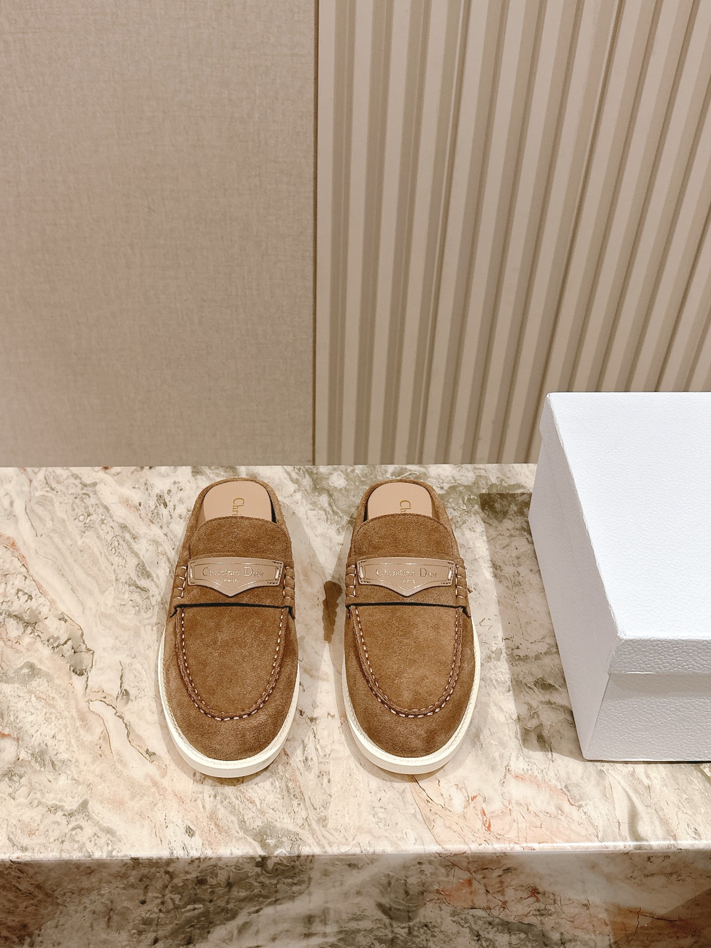 NO:469878,| 5 Dior DIOR's new hot Mueller slippers are simple, atmospheric and fashionable, and are timeless. They are the classics that never fade in the fashion circle. Retro bean shoes are comfortable to wear, versatile and casual and durable. Original mercerized beef reverse suede!  Raw glued large bottom, soft bottom and soft surface are non-slip and durable!  Code 35-4040 41 Customized, semi-drag, dior, dior, slippers19860909| 5  迪奥DIOR早春新款爆款穆勒拖鞋 简约大气时髦,耐看不过时,是时尚圈永不退潮的经典所在,复古的豆豆鞋,上脚贼舒服,百搭休闲耐看 原版丝光牛反绒面！ 生胶大底,软底软面防滑耐穿！ 码数35-4040 41定制,半拖,dior,dior,slippers,Women's Shoes