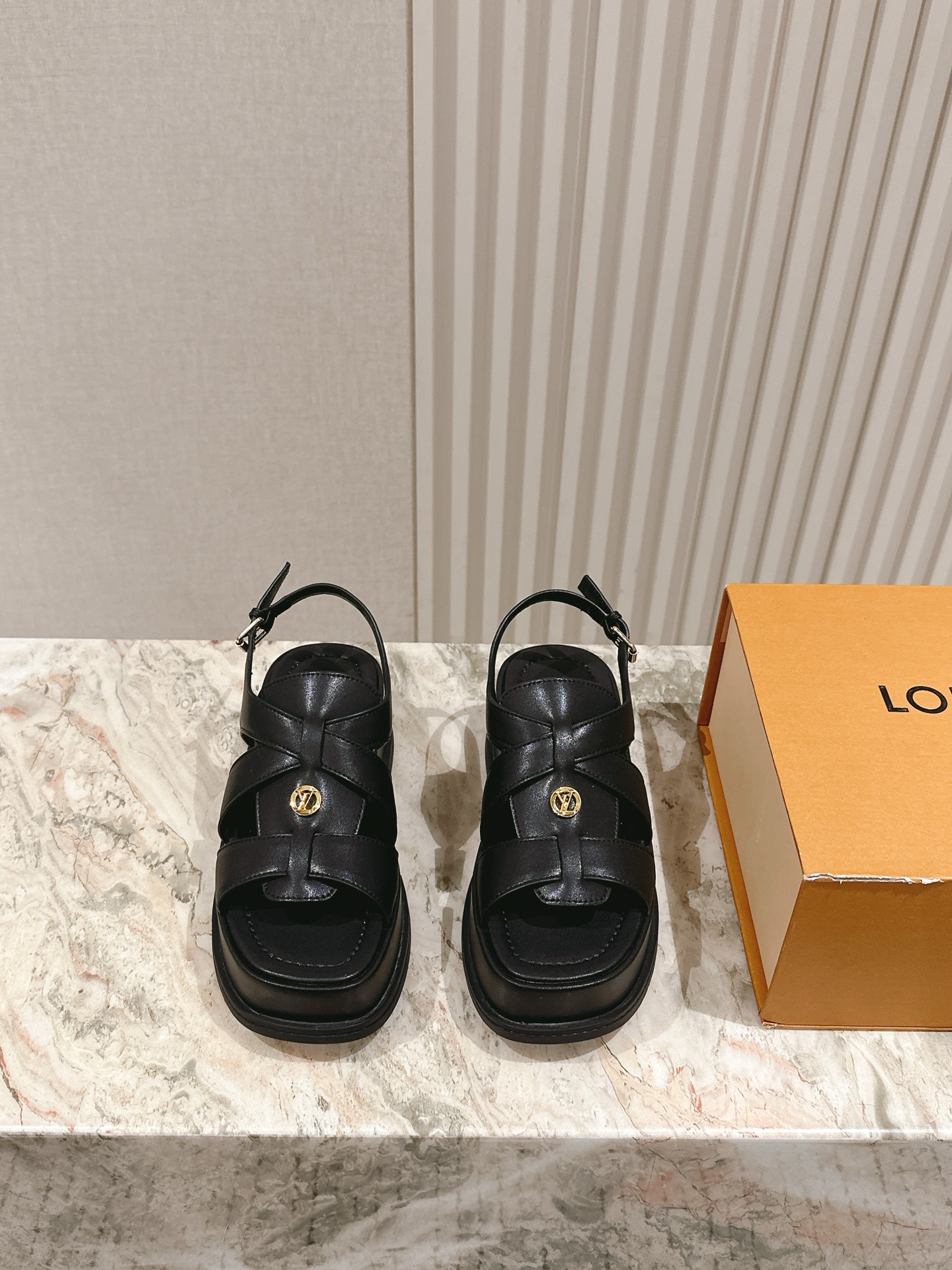 NO:409199,| 5 new arrival~LV spring and summer thick patent leather water table sandals. The tannin color combination of beef patent leather is so outstanding!  Sexy and comfortable, full of the full emotional value that beautiful summer shoes can give. The sandals are also very well-behaved and beautiful!  Sheepskin inner lining, thick bottom increased by 7.5 cm size 35-41 The complete set of counters is packaged simultaneously!  , high heels sandals, louis vuitton, louis vuitton, louis vuitton, sandals, high heels, sheepskin19860909| 5 驴家新品 new arrival～LV春夏厚底漆皮水台凉鞋.单宁色搭配的牛漆皮皮质,也太出彩了！性感舒适,拉满了夏日美鞋能给的满分情绪价值.凉鞋的造型也很乖巧好看呀！ 羊皮内里,增高厚底7.5公分 size 35-41 全套专柜同步包装！,高跟鞋凉鞋,louis vuitton,louis vuitton,louis vuitton,sandals,high heels,sheepskin,Women's Shoes