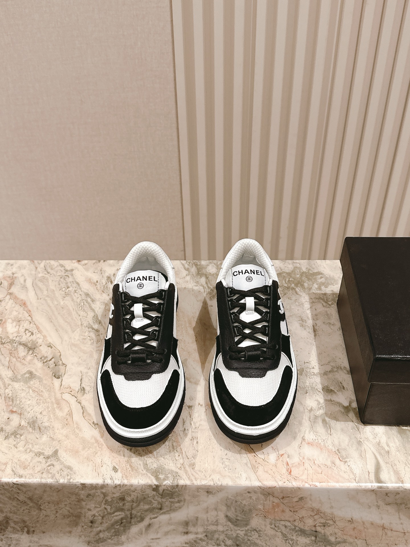 NO:469886,| 4 CHANE Xiaoxiang's latest hit black and white casual shoes Xiaoxiang Classic black and white Panda color matching diamond fresh color combination coco girls must be put into, super beautiful, heightened, fabric: original custom cowhide inner: sheepskin Outsole: original open mold rubber + TPU combination Sole thickness: 4.5cm Size: women's 35-40, casual shoes/sports shoes, chanel, sneakers, cowhide, sheepskin19860909| 4  CHANE小香最新爆款 黑白 休闲板鞋 小香 经典黑白 熊猫配色 菱格清新彩色拼色 coco女孩必要入,超美,增高, 面料: 原版定制牛皮 内里: 羊皮 大底: 原版开模橡胶+TPU组合 底厚: 4.5cm Size: 女款35-40,休闲鞋/运动鞋,chanel,sneakers,cowhide,sheepskin,Women's Shoes