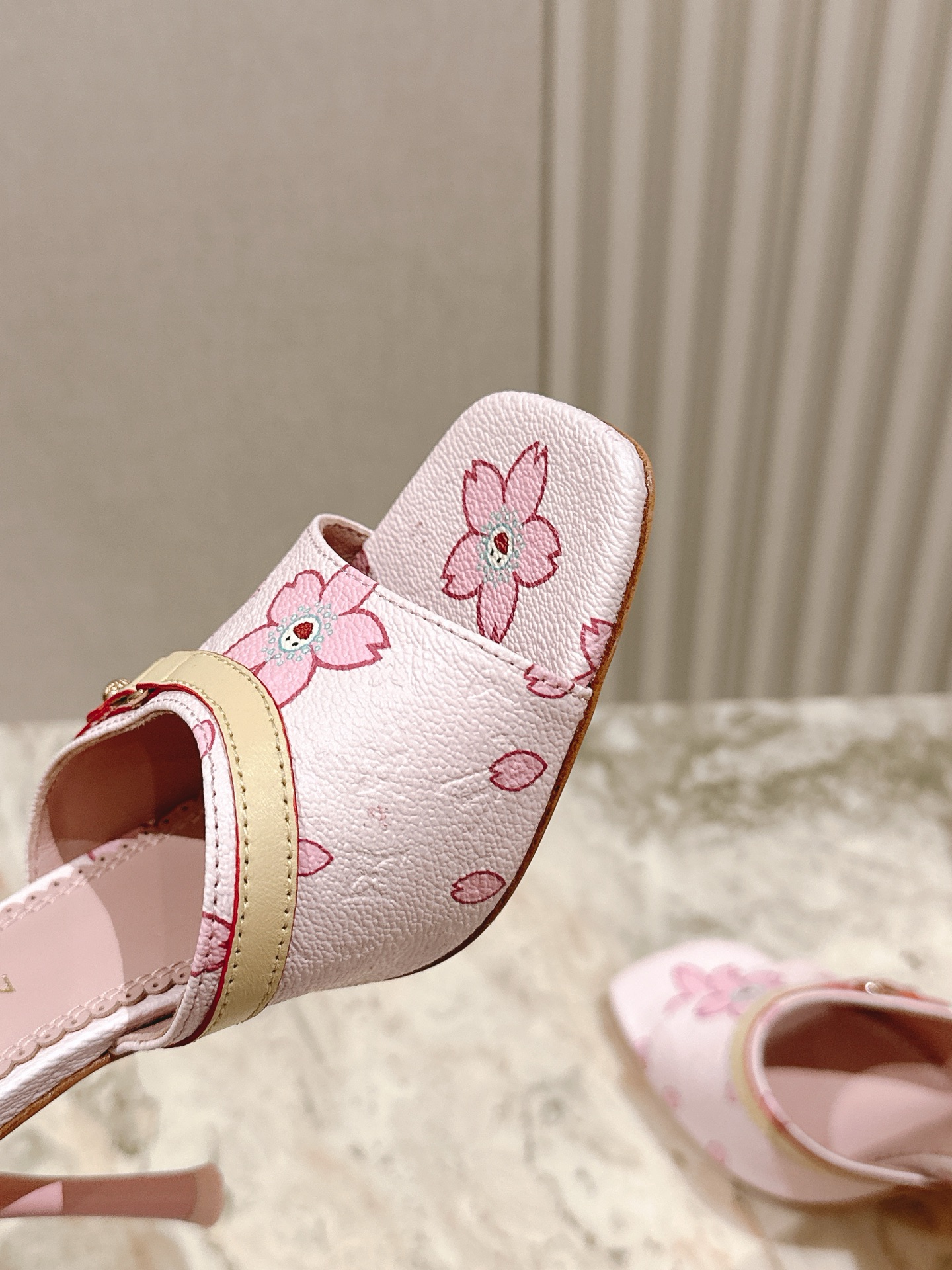   | ²⁰²5𝐬𝐬 🤍🤎
驴家早春新品🆕 new arrival～LV春夏拖鞋，也太出彩了！时尚性感舒