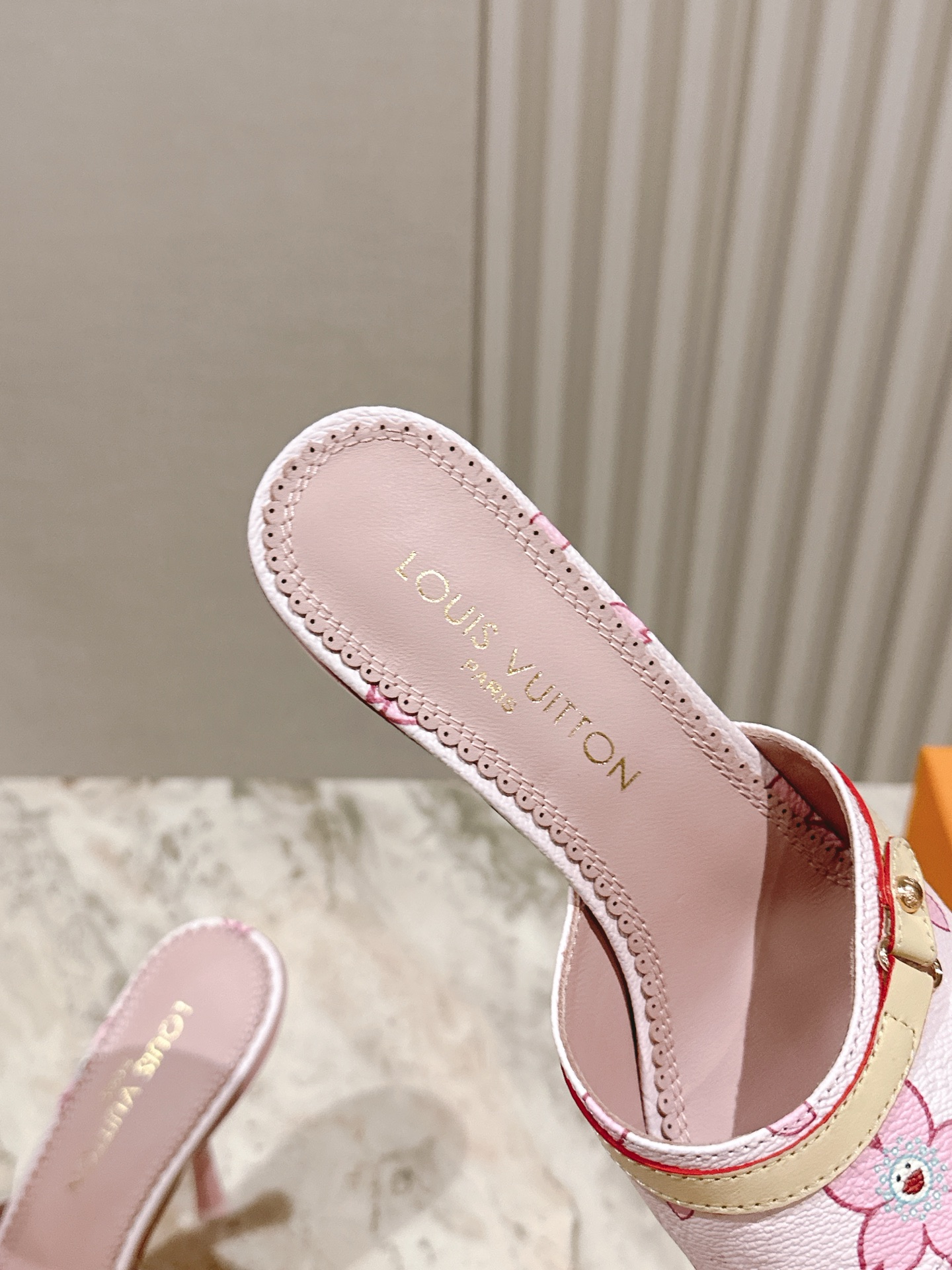   | ²⁰²5𝐬𝐬 🤍🤎
驴家早春新品🆕 new arrival～LV春夏拖鞋，也太出彩了！时尚性感舒