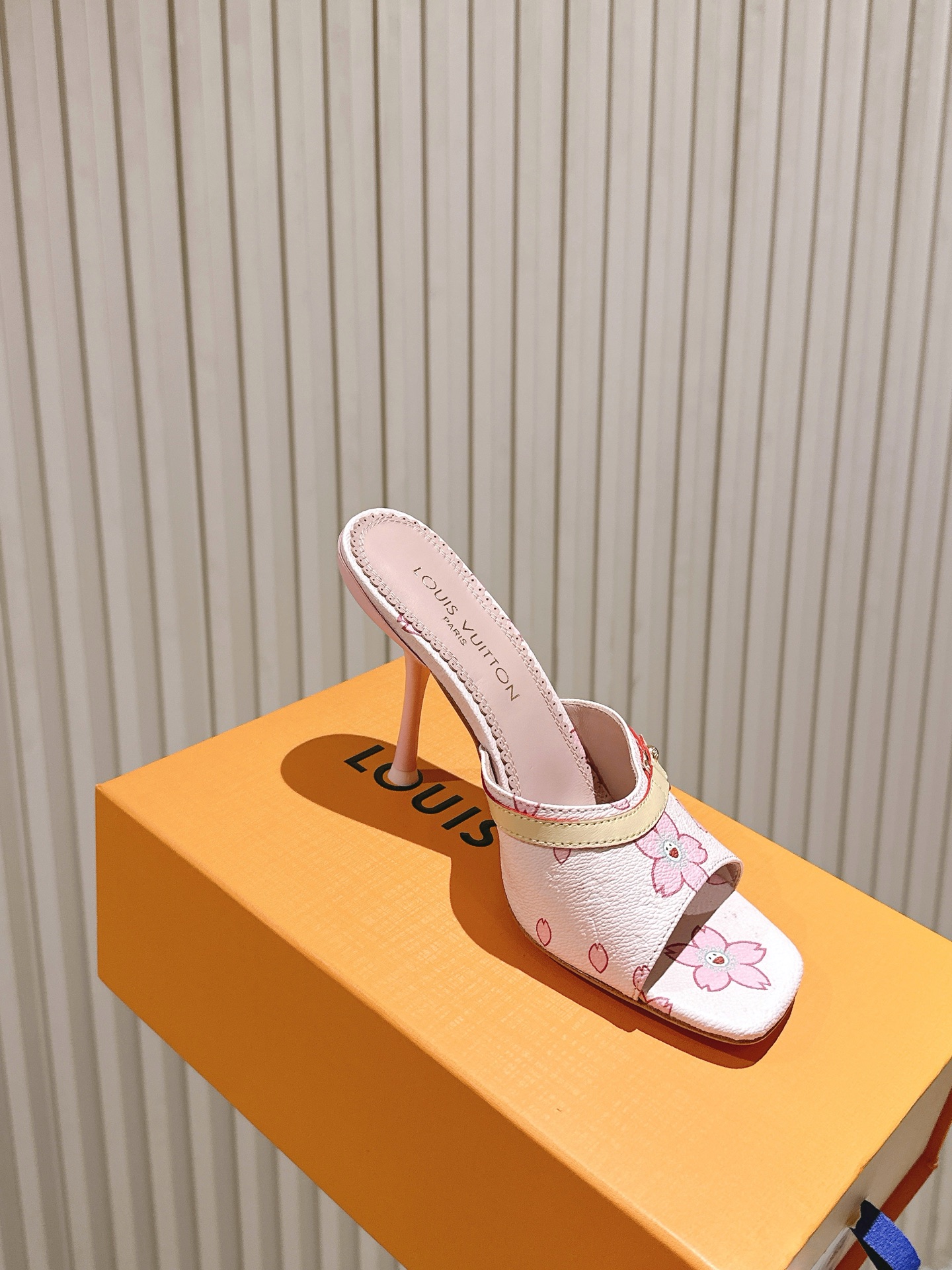   | ²⁰²5𝐬𝐬 🤍🤎
驴家早春新品🆕 new arrival～LV春夏拖鞋，也太出彩了！时尚性感舒