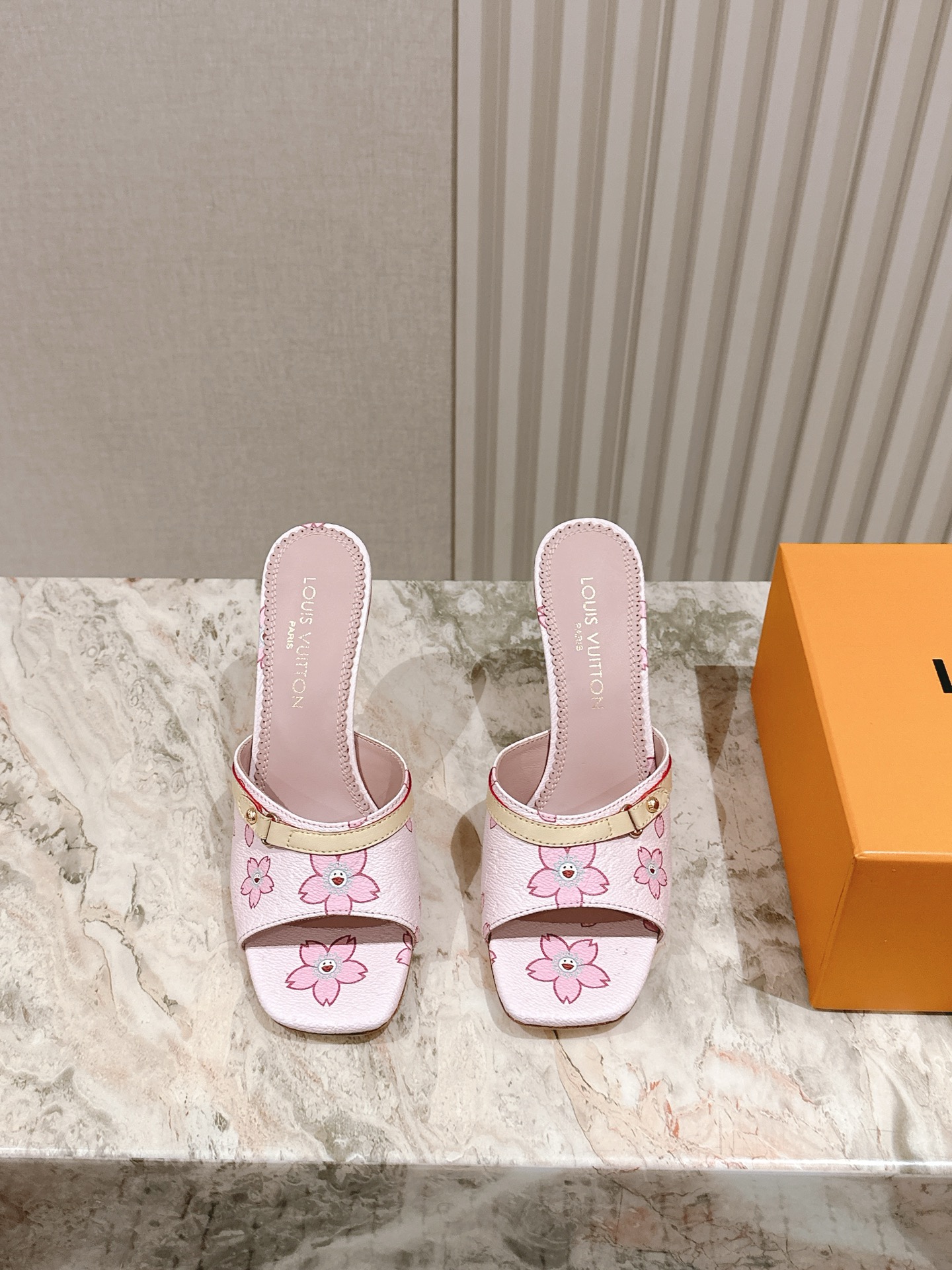   | ²⁰²5𝐬𝐬 🤍🤎
驴家早春新品🆕 new arrival～LV春夏拖鞋，也太出彩了！时尚性感舒