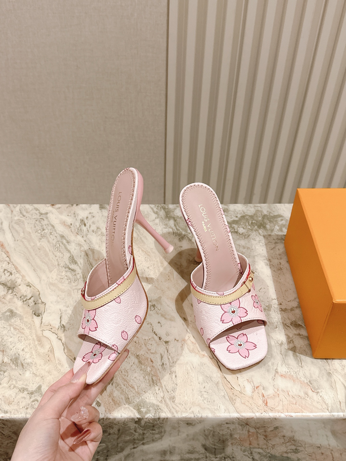   | ²⁰²5𝐬𝐬 🤍🤎
驴家早春新品🆕 new arrival～LV春夏拖鞋，也太出彩了！时尚性感舒