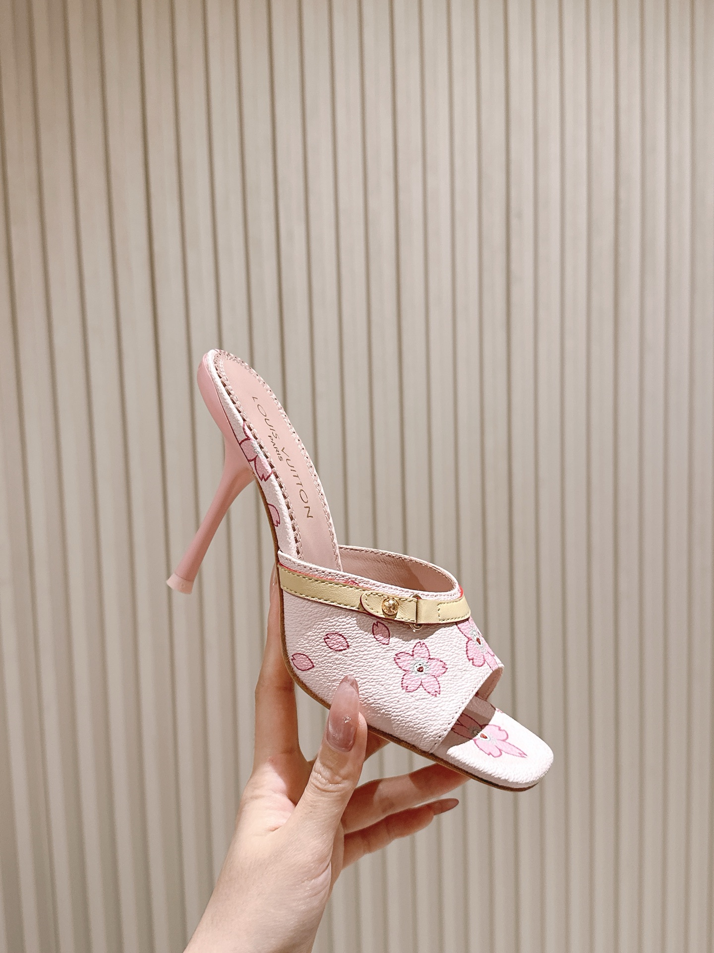   | ²⁰²5𝐬𝐬 🤍🤎
驴家早春新品🆕 new arrival～LV春夏拖鞋，也太出彩了！时尚性感舒