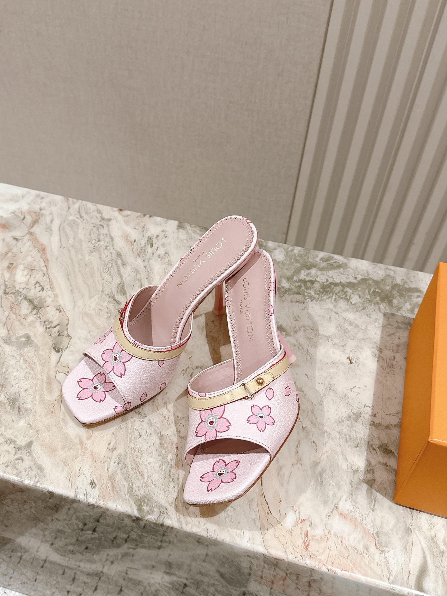   | ²⁰²5𝐬𝐬 🤍🤎
驴家早春新品🆕 new arrival～LV春夏拖鞋，也太出彩了！时尚性感舒