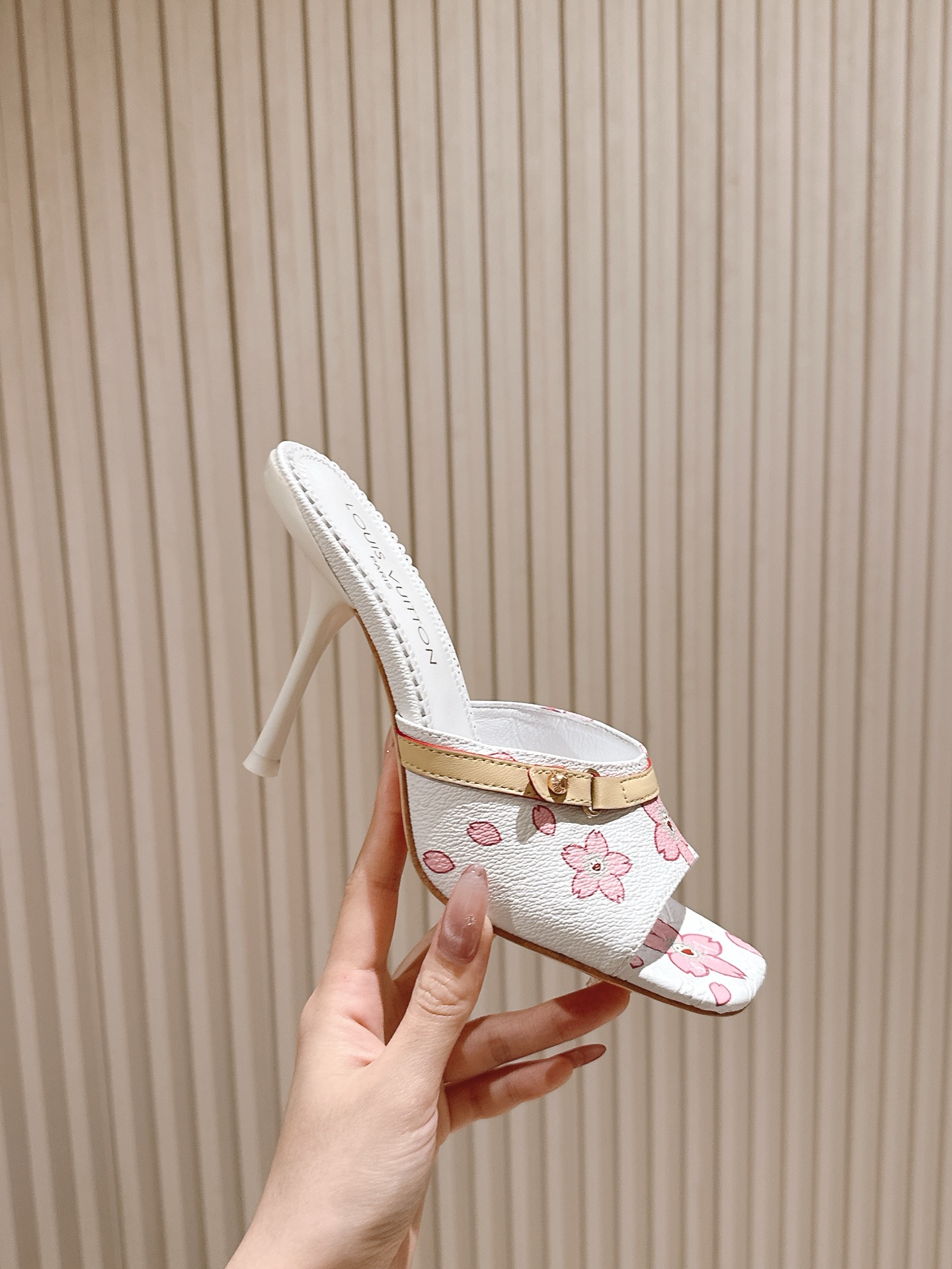   | ²⁰²5𝐬𝐬 🤍🤎
驴家早春新品🆕 new arrival～LV春夏拖鞋，也太出彩了！时尚性感舒
