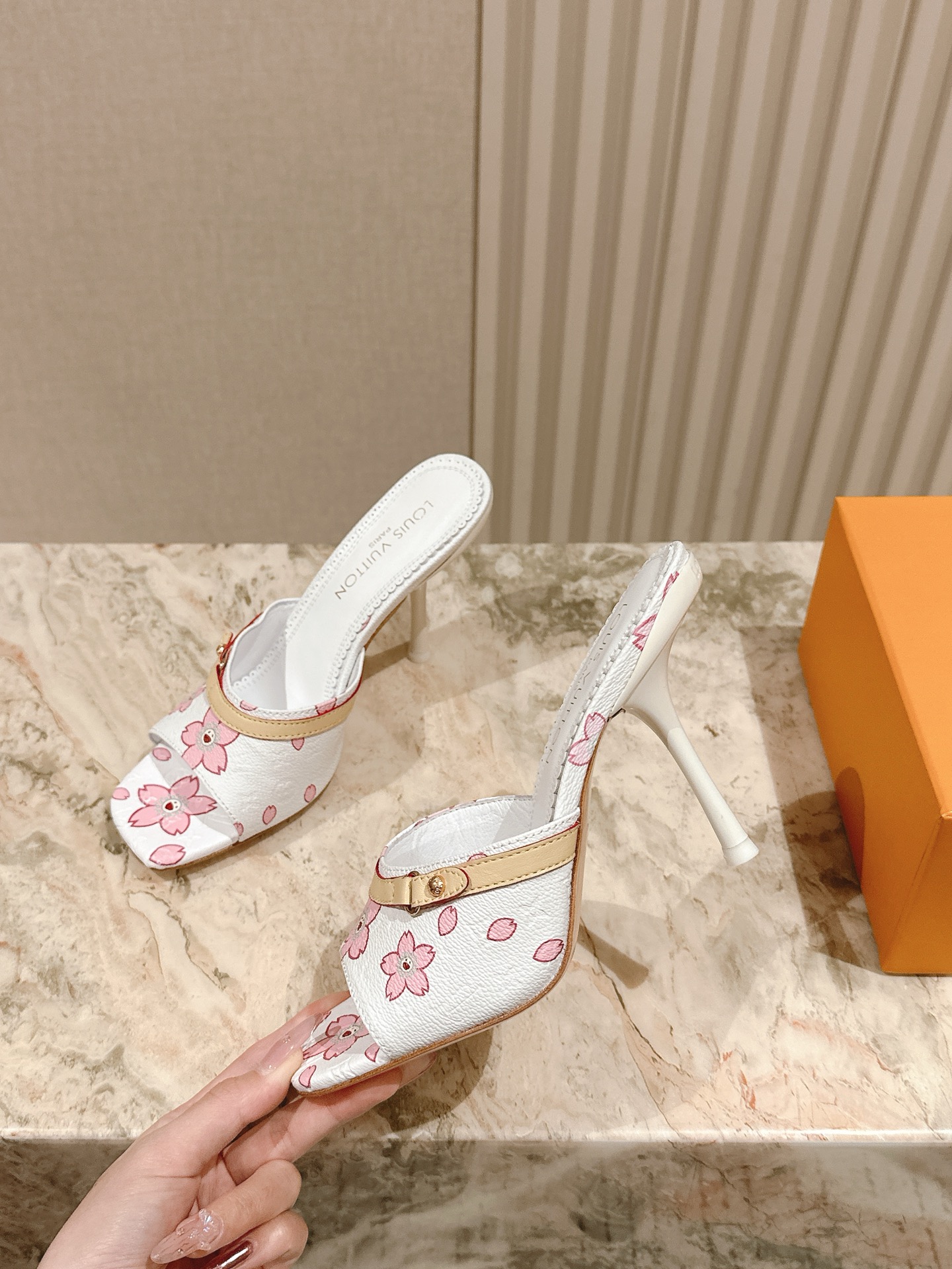   | ²⁰²5𝐬𝐬 🤍🤎
驴家早春新品🆕 new arrival～LV春夏拖鞋，也太出彩了！时尚性感舒