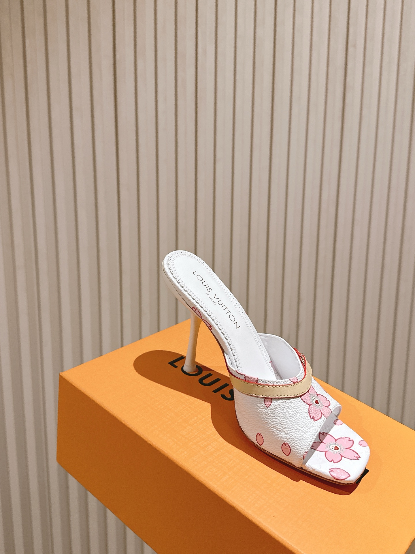   | ²⁰²5𝐬𝐬 🤍🤎
驴家早春新品🆕 new arrival～LV春夏拖鞋，也太出彩了！时尚性感舒