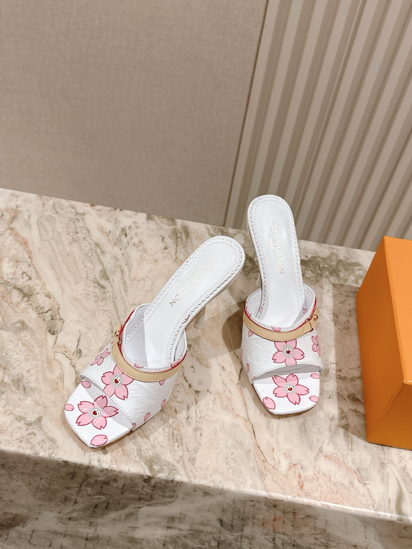   | ²⁰²5𝐬𝐬 🤍🤎
驴家早春新品🆕 new arrival～LV春夏拖鞋，也太出彩了！时尚性感舒