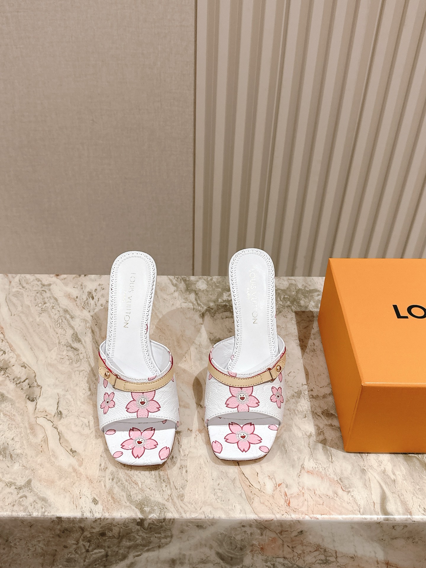   | ²⁰²5𝐬𝐬 🤍🤎
驴家早春新品🆕 new arrival～LV春夏拖鞋，也太出彩了！时尚性感舒