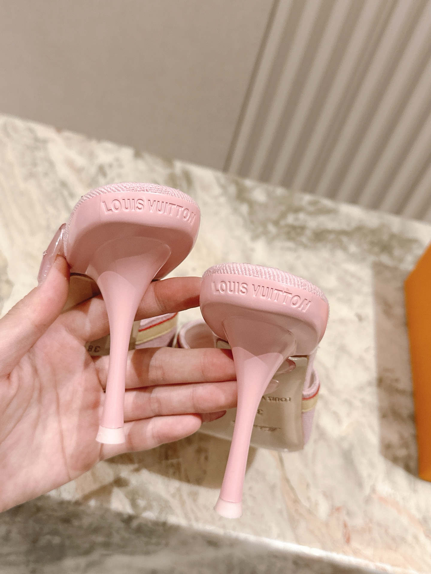   | ²⁰²5𝐬𝐬 🤍🤎
驴家早春新品🆕 new arrival～LV春夏拖鞋，也太出彩了！时尚性感舒