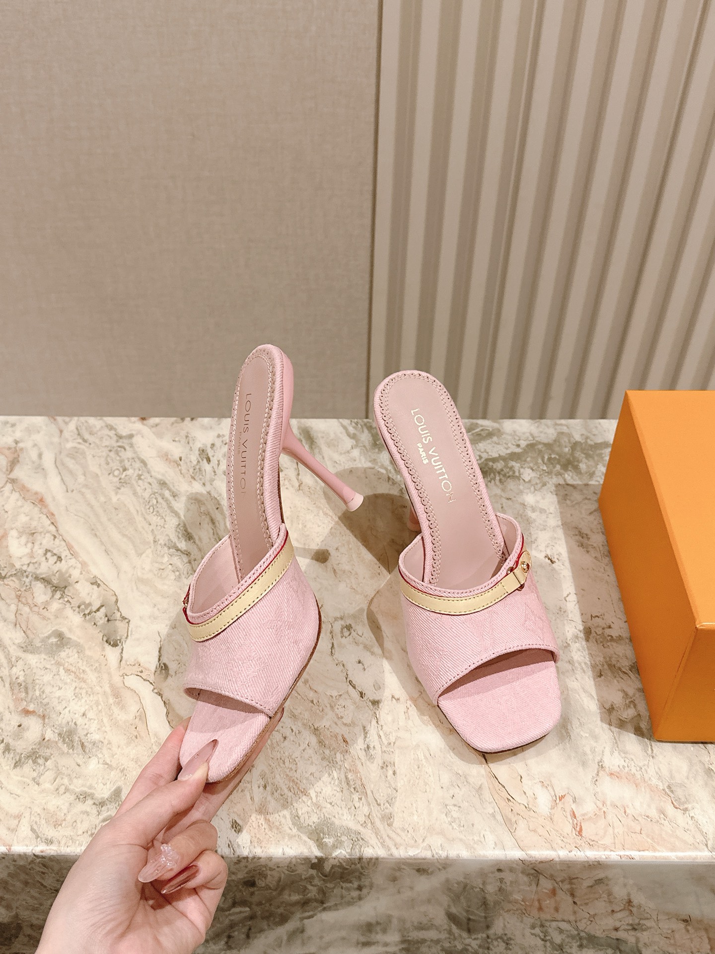   | ²⁰²5𝐬𝐬 🤍🤎
驴家早春新品🆕 new arrival～LV春夏拖鞋，也太出彩了！时尚性感舒